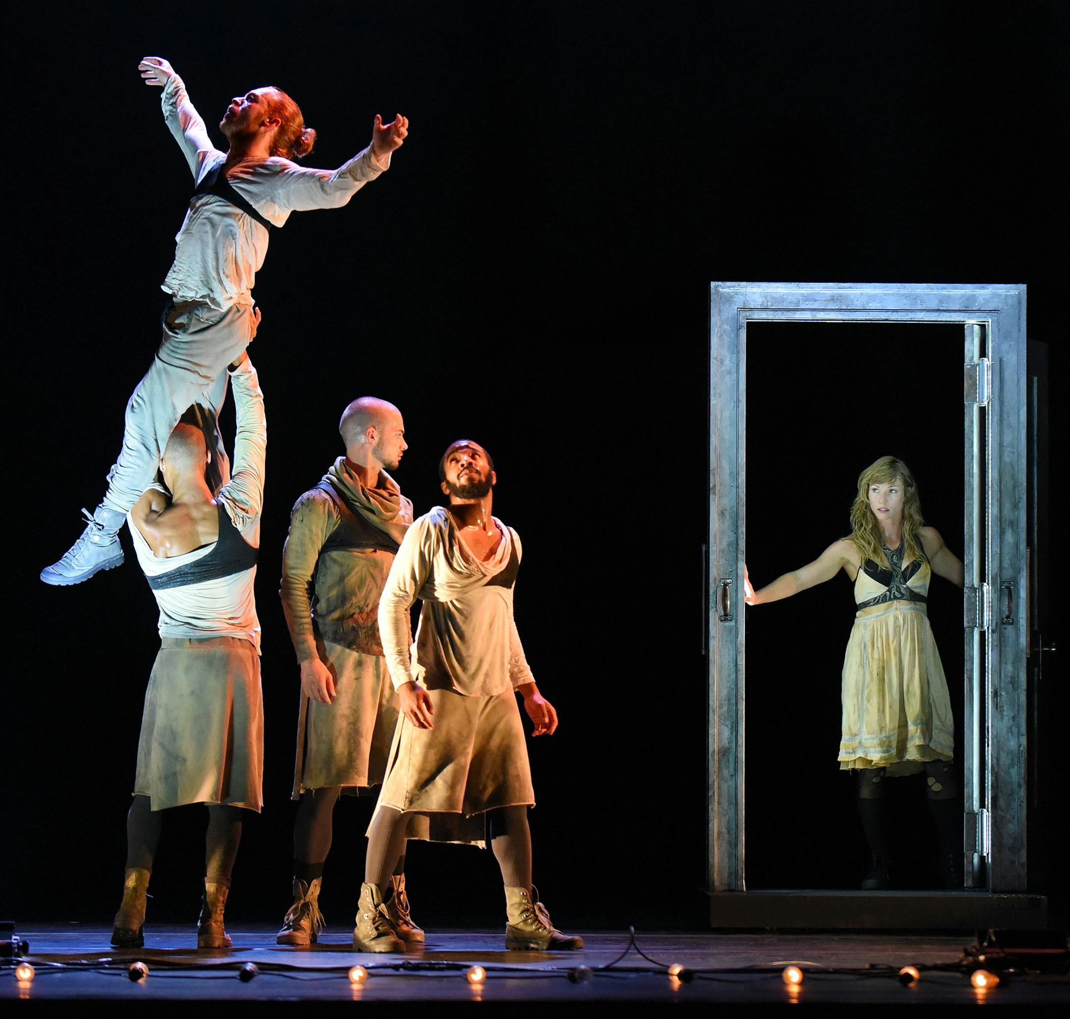 Pilobolus, &#xec;Thresh&#xb6;Hold&#xee; (Photo by John Joyner)