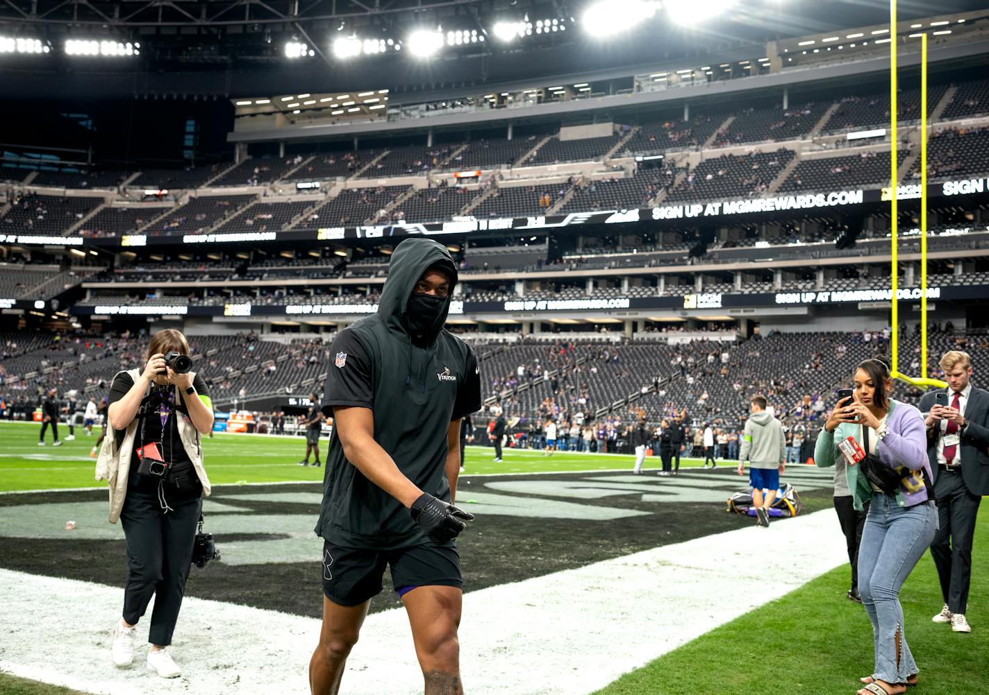 Minnesota Vikings wide receiver Justin Jefferson (18) warmed up before kickoff , this is Jefferson first game back after recovery from a hamstring injury Sunday December ,10 ,2023 in,Las Vegas, Nev. ] JERRY HOLT • jerry.holt@startribune.com