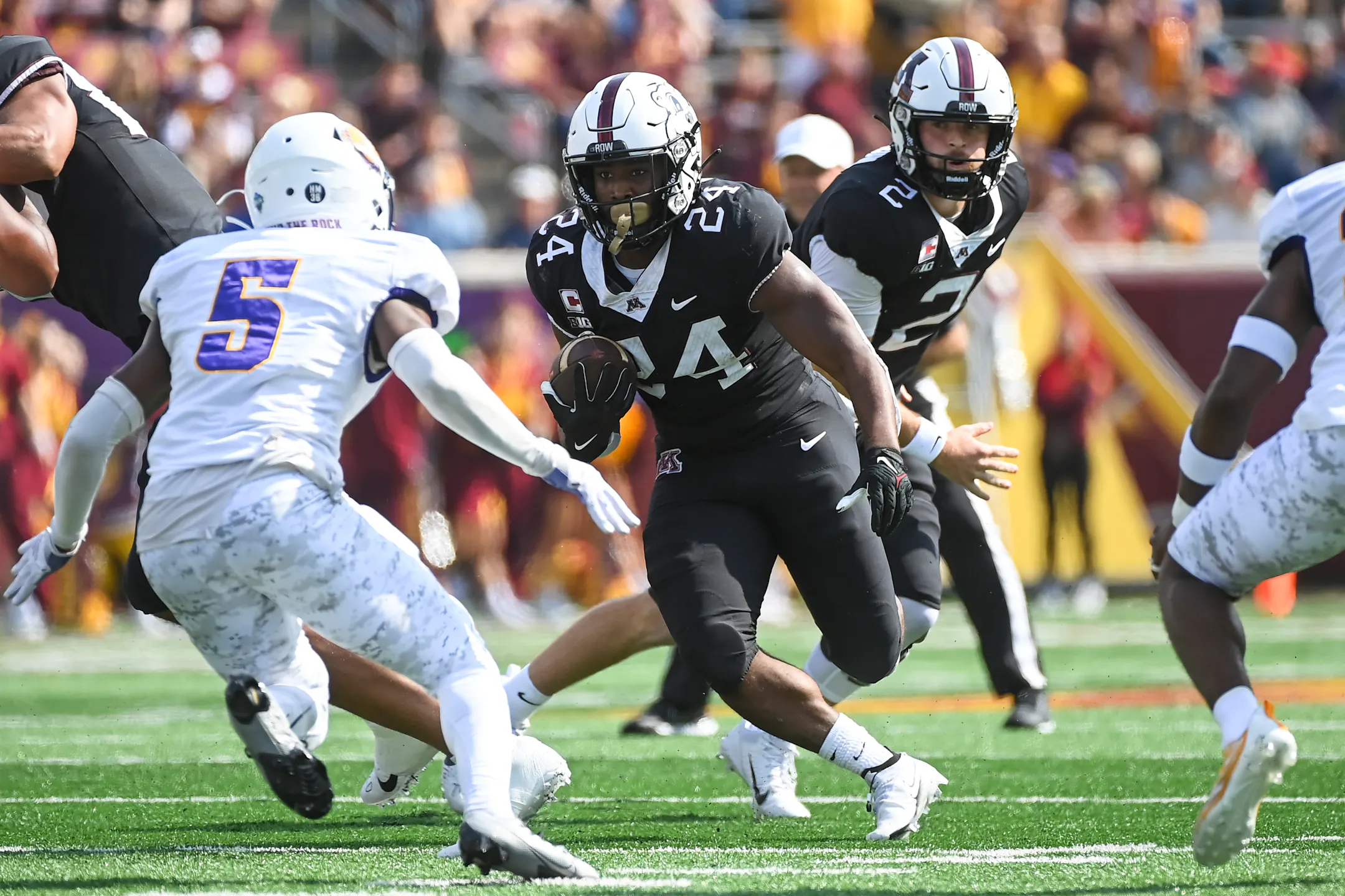 Gophers offense, defense roll in 62-10 romp over Western Illinois