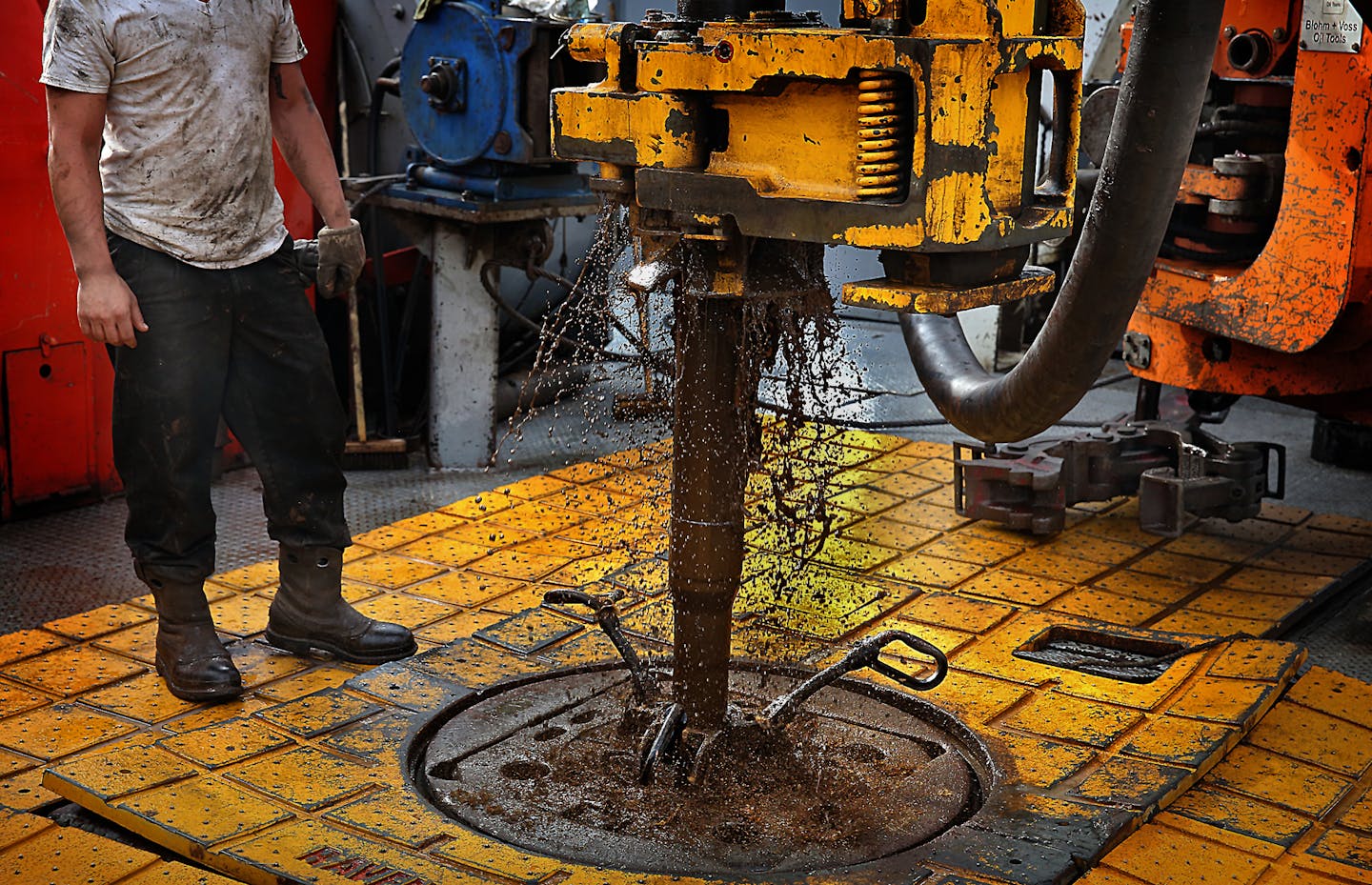 The drilling rig floor is slick with grease and oil.] (JIM GEHRZ/STAR TRIBUNE) / December 17, 2013, Watford City, ND &#x201a;&#xc4;&#xec; BACKGROUND INFORMATION- PHOTOS FOR USE IN FINAL PART OF NORTH DAKOTA OIL BOOM PROJECT: Men work around the clock at Raven Rig No. 1 near Watford City, one of nearly 200 towering oil rigs in the Bakken. Once the rigs drill holes, several miles deep and then several miles horizontally, hydraulic fracturing technology (&#x201a;&#xc4;&#xfa;fracking&#x201a;&#xc4;&#