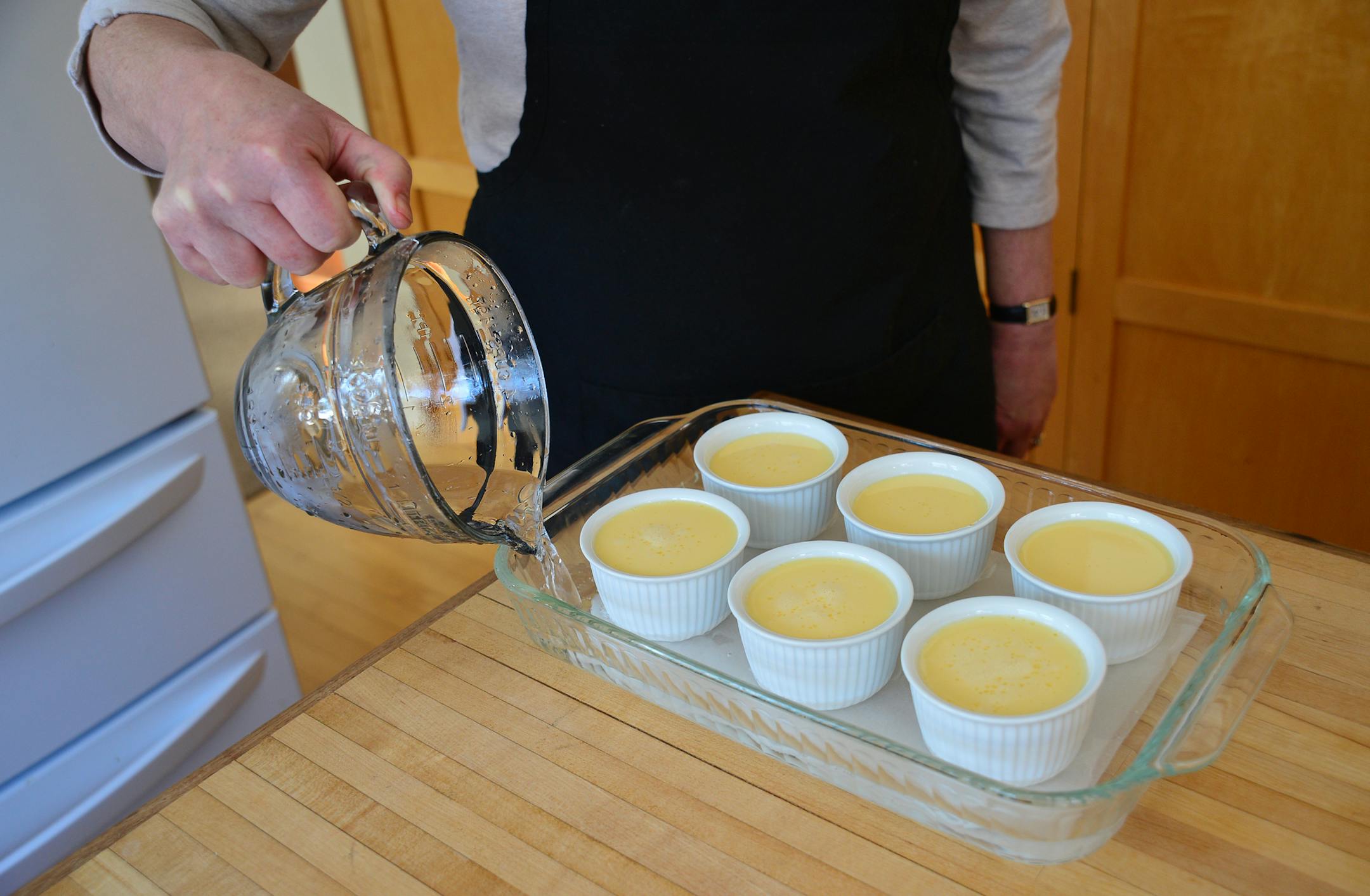Baking Central goes to Latin America with a caramel flan from start to finish. ] Richard.Sennott@startribune.com Richard Sennott/Star Tribune Edina , Minn. Friday 1/31/2014) ** (cq)