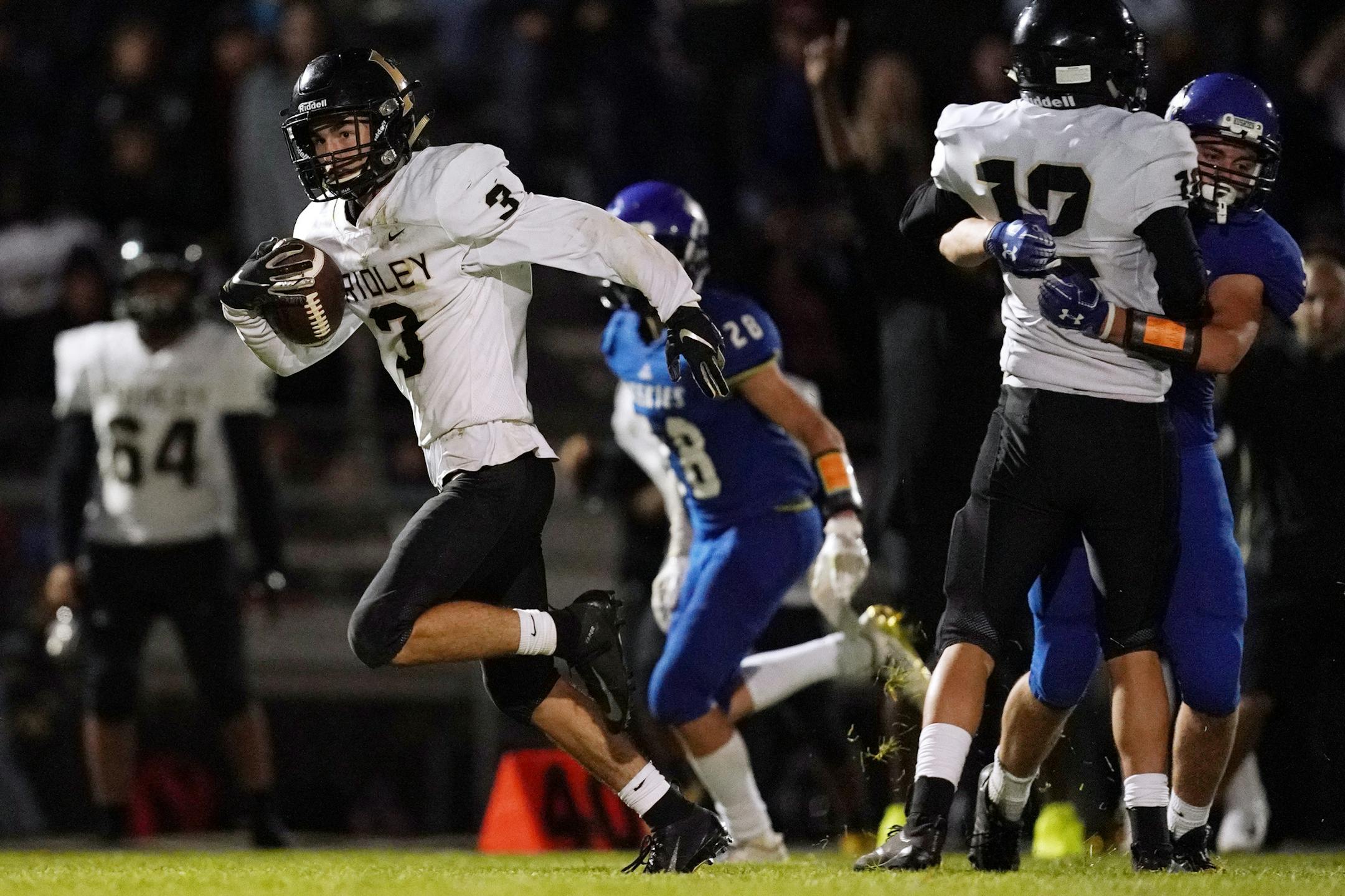 Fridley wide receiver Micah Niewald (3) ran the ball in for a touchdown in the second half. ] ANTHONY SOUFFLE • anthony.souffle@startribune.com St. Anthony Village High School played Fridley High School in a MSHSL football game Friday, Sept. 27, 2019 at St. Anthony Village High School in St. Anthony, Minn.