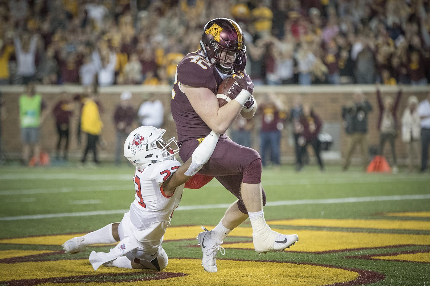 Ko Kieft caught a two-point conversion pass in Saturday's fourth quarter, despite defensive pressure from Fresno State's Juju Hughes.