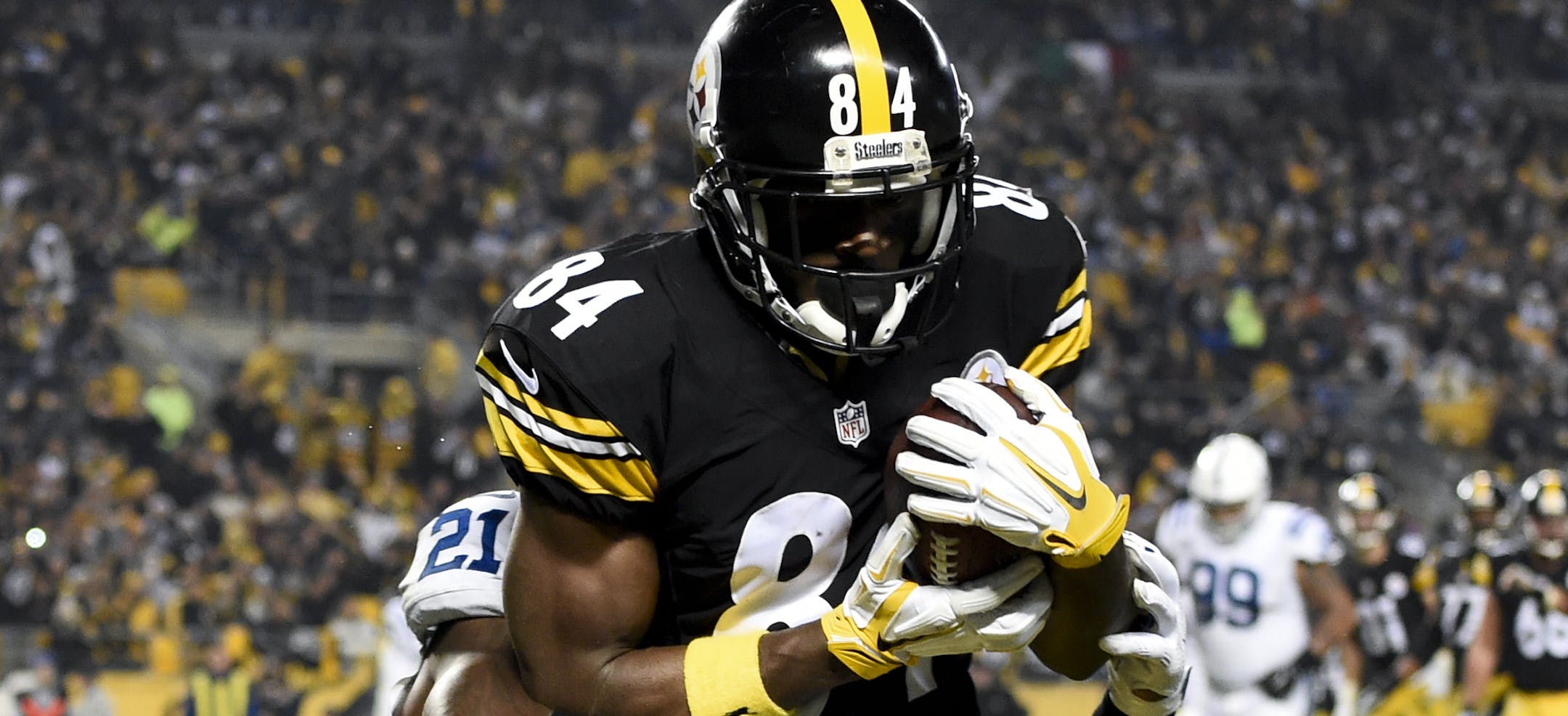 Pittsburgh Steelers wide receiver Antonio Brown (84) catches a touchdown pass from quarterback Ben Roethlisberger with Indianapolis Colts cornerback Vontae Davis (21) defending during the first half of an NFL football game, Sunday, Dec. 6, 2015, in Pittsburgh. (AP Photo/Fred Vuich)