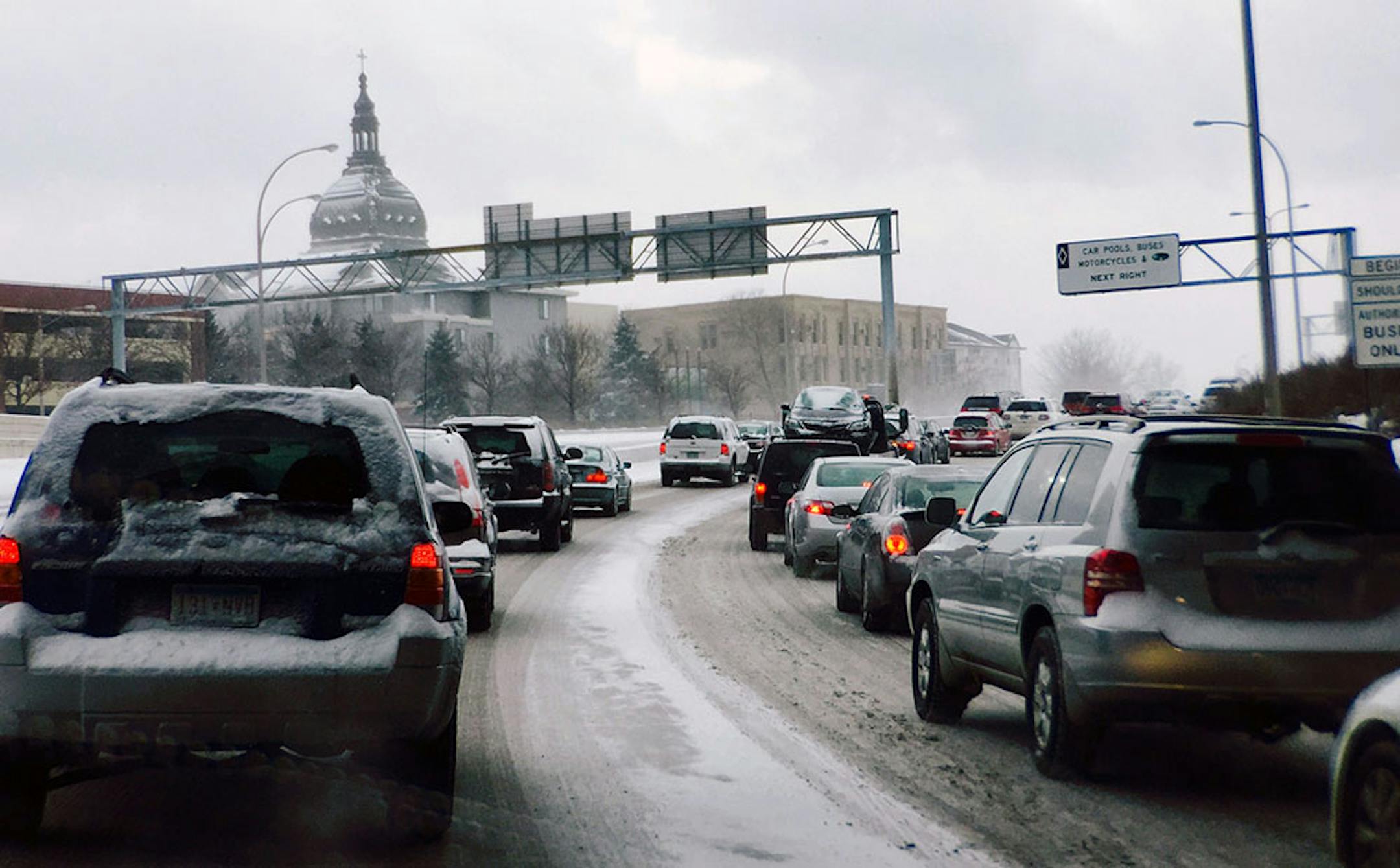 Westbound highway 394 out of downtown Minneapolis was slow-moving at the beginning of rush hour during a heavy snowfall on Thursday, January 8, 2015. (Brian Peterson/StarTribune)