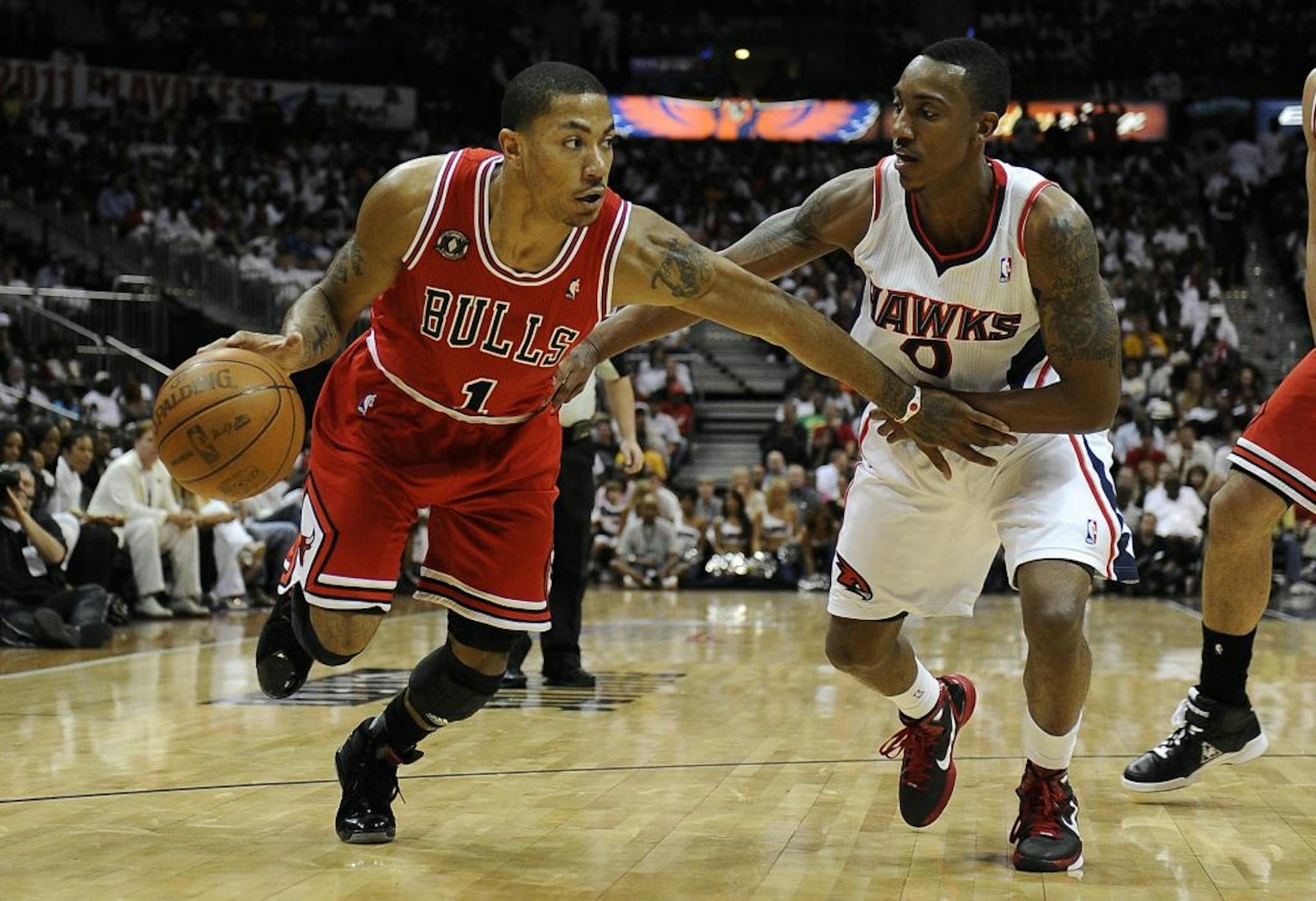 Chicago Bulls point guard Derrick Rose (1) drives as Atlanta Hawks guard Jeff Teague (0) defends,