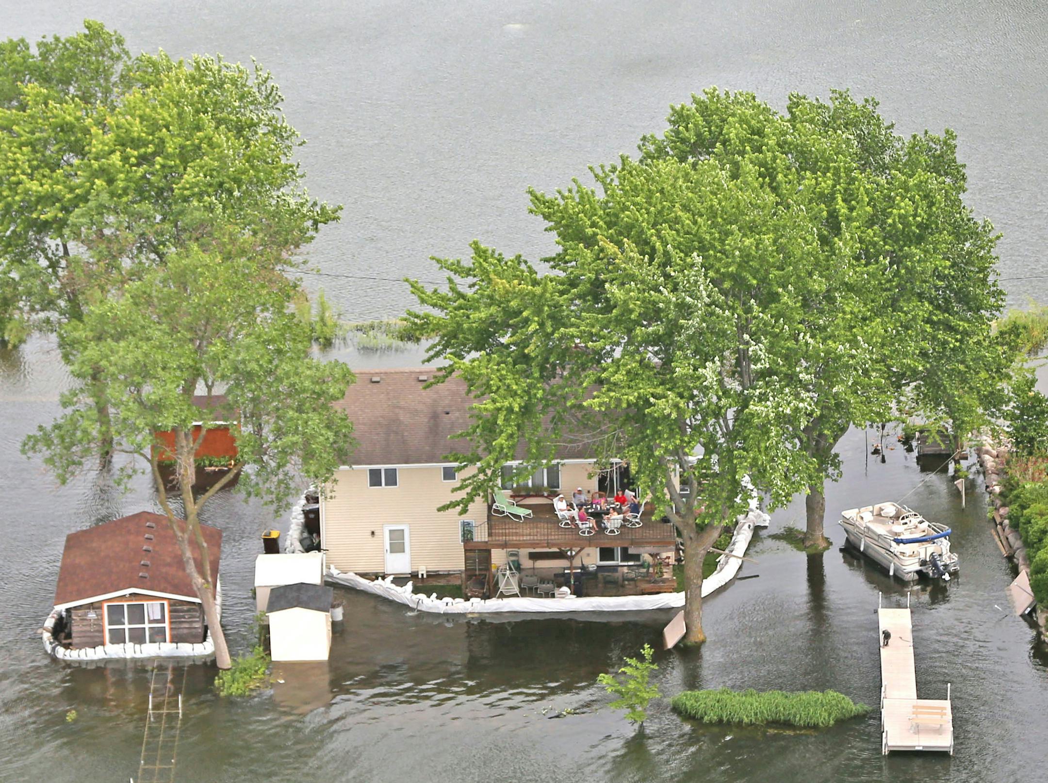 Home owners surrounded their homes with sandbags to protect in from being flooded by Prior Lake. ] (KYNDELL HARKNESS/STAR TRIBUNE) kyndell.harkness@startribune.com in Prior Lake Min. Friday, June 27, 2014. ORG XMIT: MIN1406272253555223