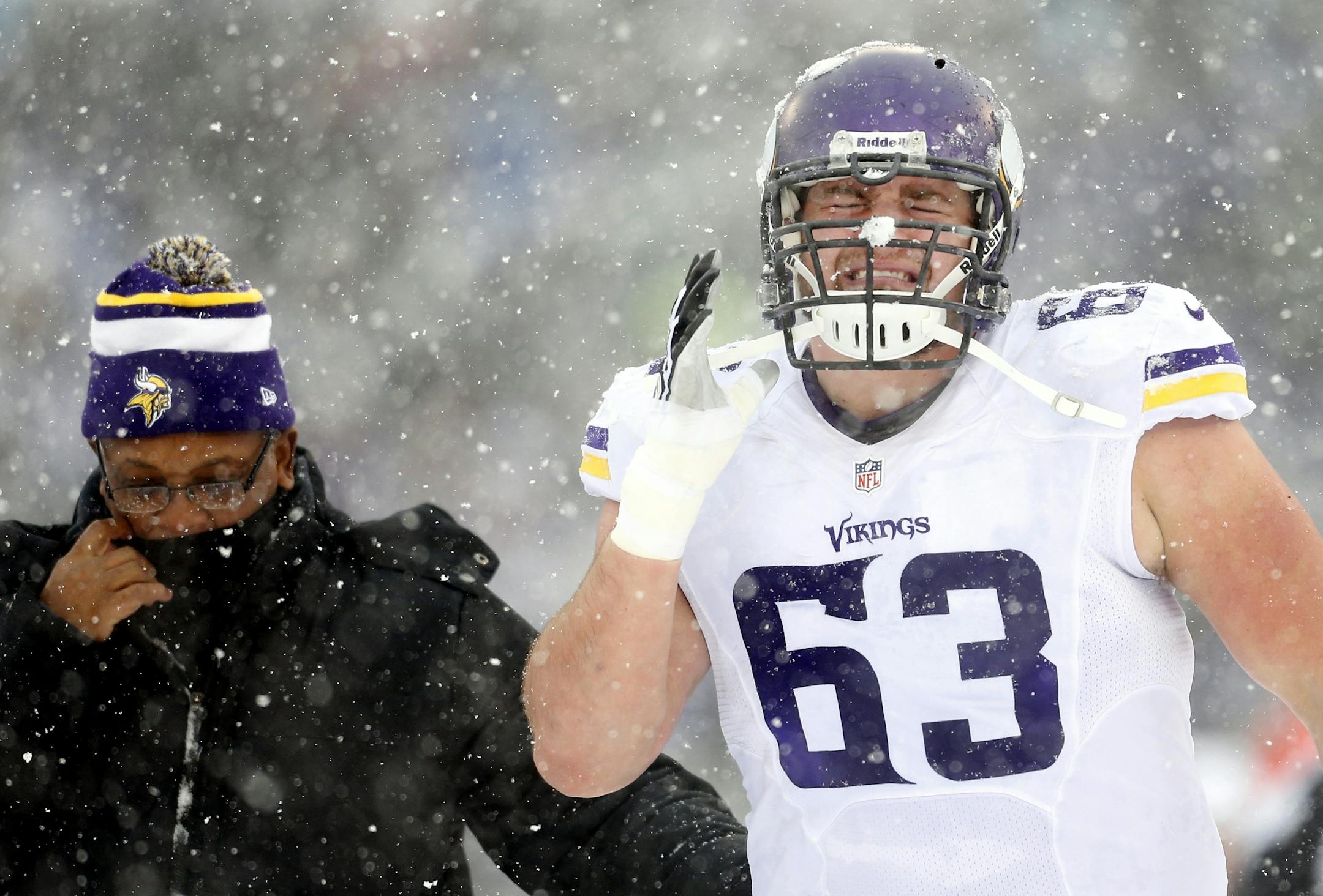 Vikings offensive lineman Brandon Fusco (63)