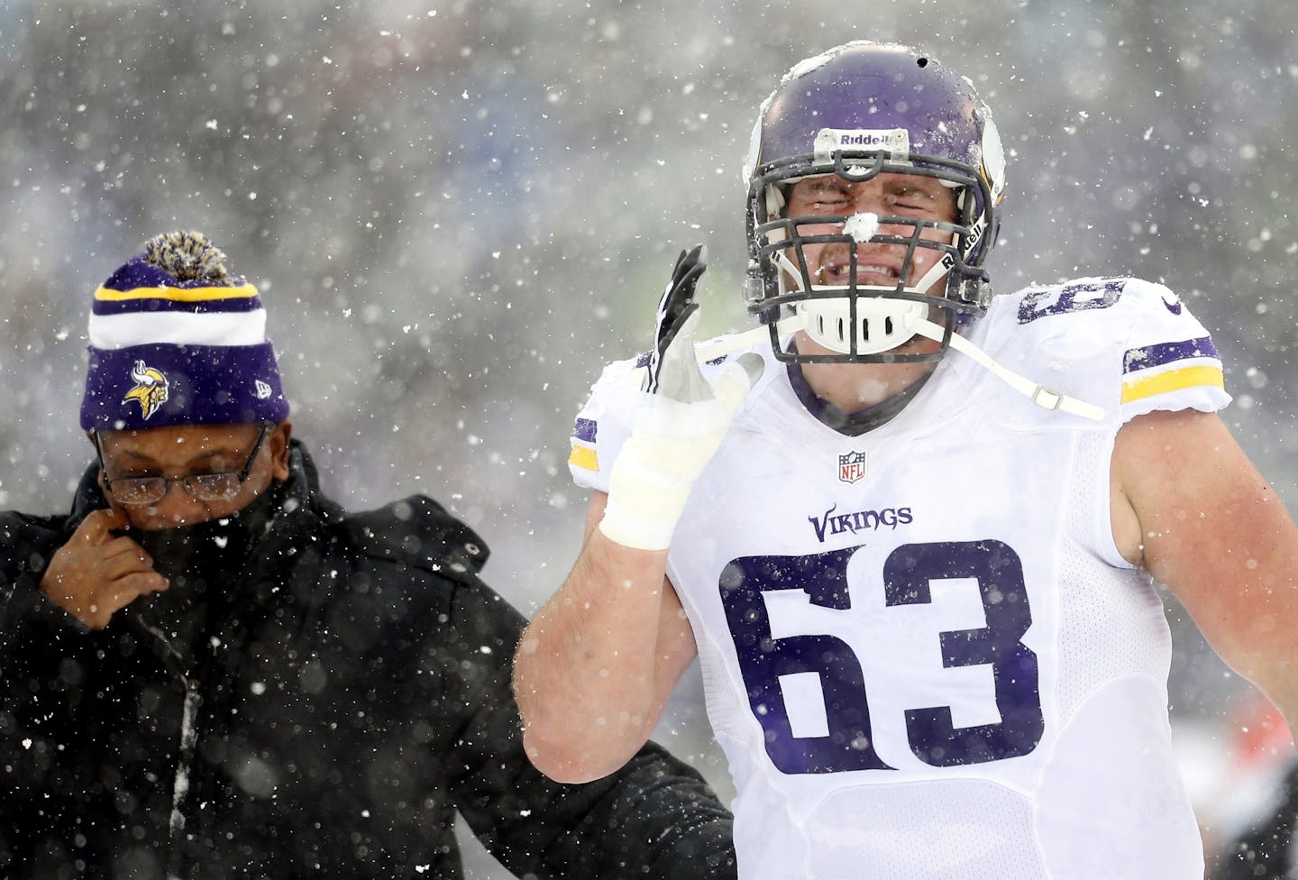 Vikings offensive lineman Brandon Fusco (63)