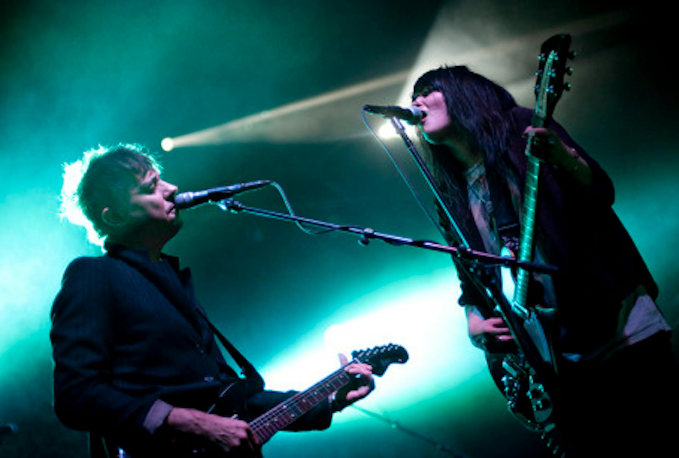 Jamie Hince and Allison Mosshart were face-to-face again at Thursday's sold-out Kills concert. / Photos by Leslie Plesser