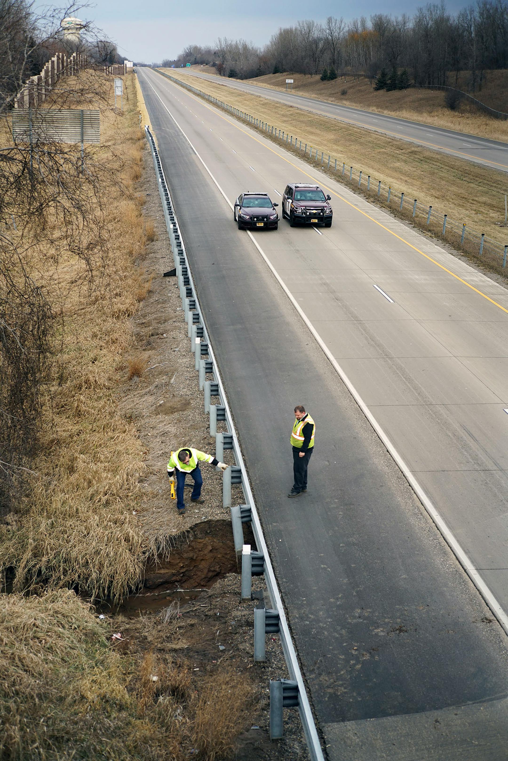 A section of HWY 694 between 10th and 34th streets was closed because of a sinkhole running under the highway near the 15th street bridge in Oakdale.]Oakale, Minnesota. Richard Tsong-Taatariiïrtsong-taatarii@startribune.com