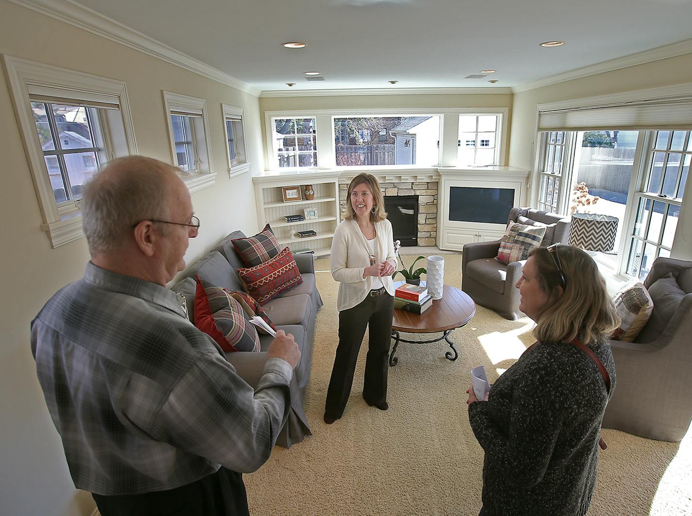 Kim Pease, a sales agent with Coldwell Banker Burnet, center, hosted an open house for other agents and their clients, Tuesday, March 31, 2015 in St. Louis Park, MN. ] (ELIZABETH FLORES/STAR TRIBUNE) ELIZABETH FLORES &#x2022; eflores@startribune.com