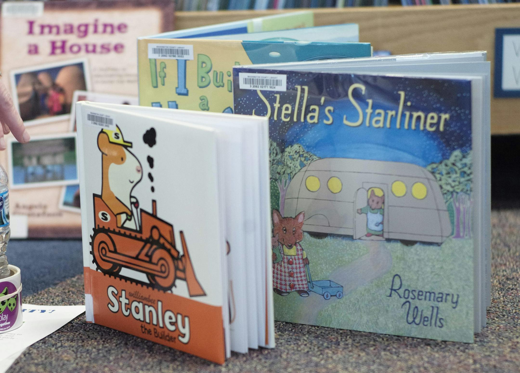 At Stafford Library in Woodbury, librarian Marty Hoekstra read to preschoolers using the theme of homes. Usually 30-40 people attend reading time .]Richard Tsong-Taatarii/ rtsong- taatarii@startribune.com