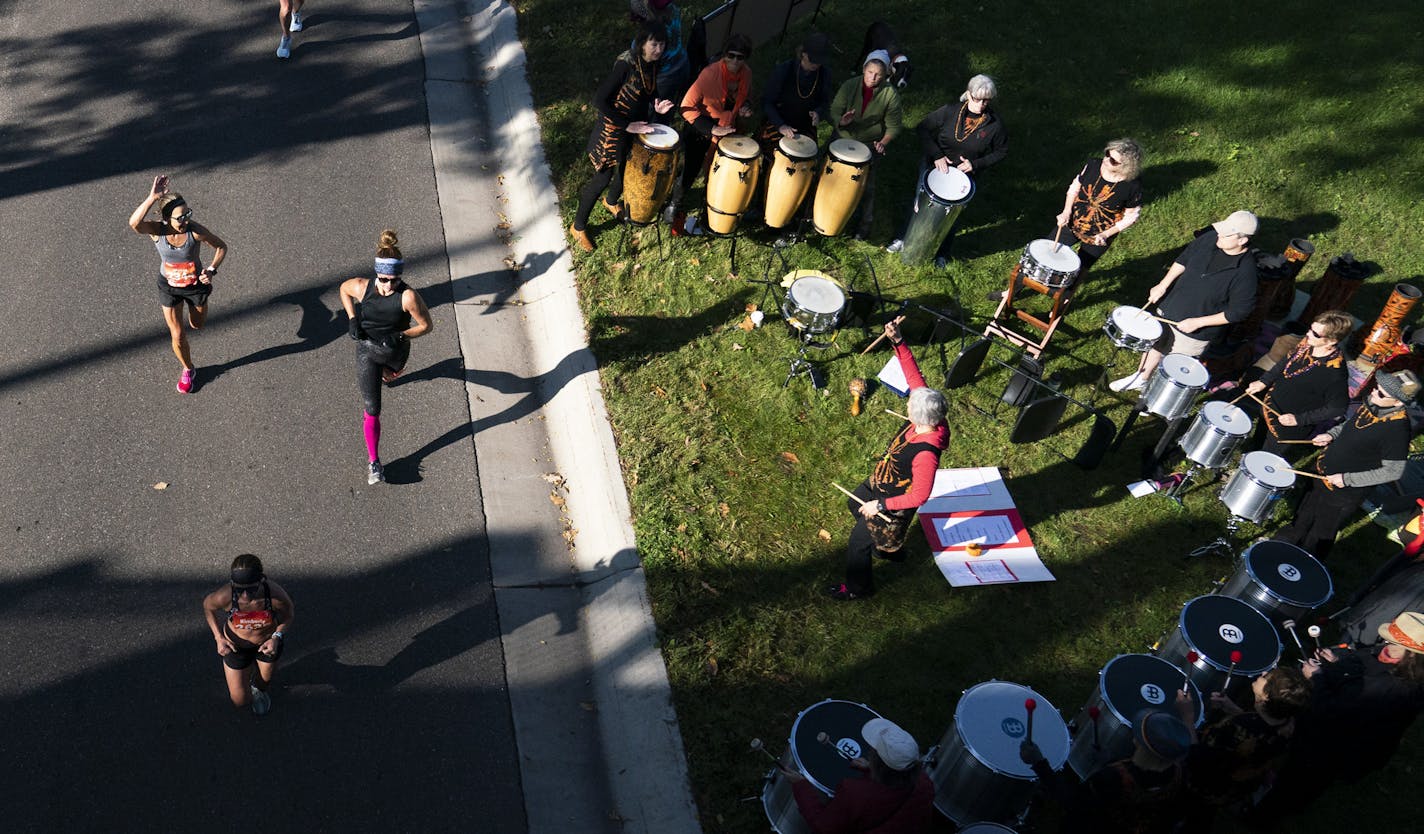 The Smiling Drum group played for runners near mile 15 during the 2019 Medtronic Twin Cities Marathon in Minneapolis, Minn., on Sunday, October 6, 2019. ] RENEE JONES SCHNEIDER &#xa5; renee.jones@startribune.com