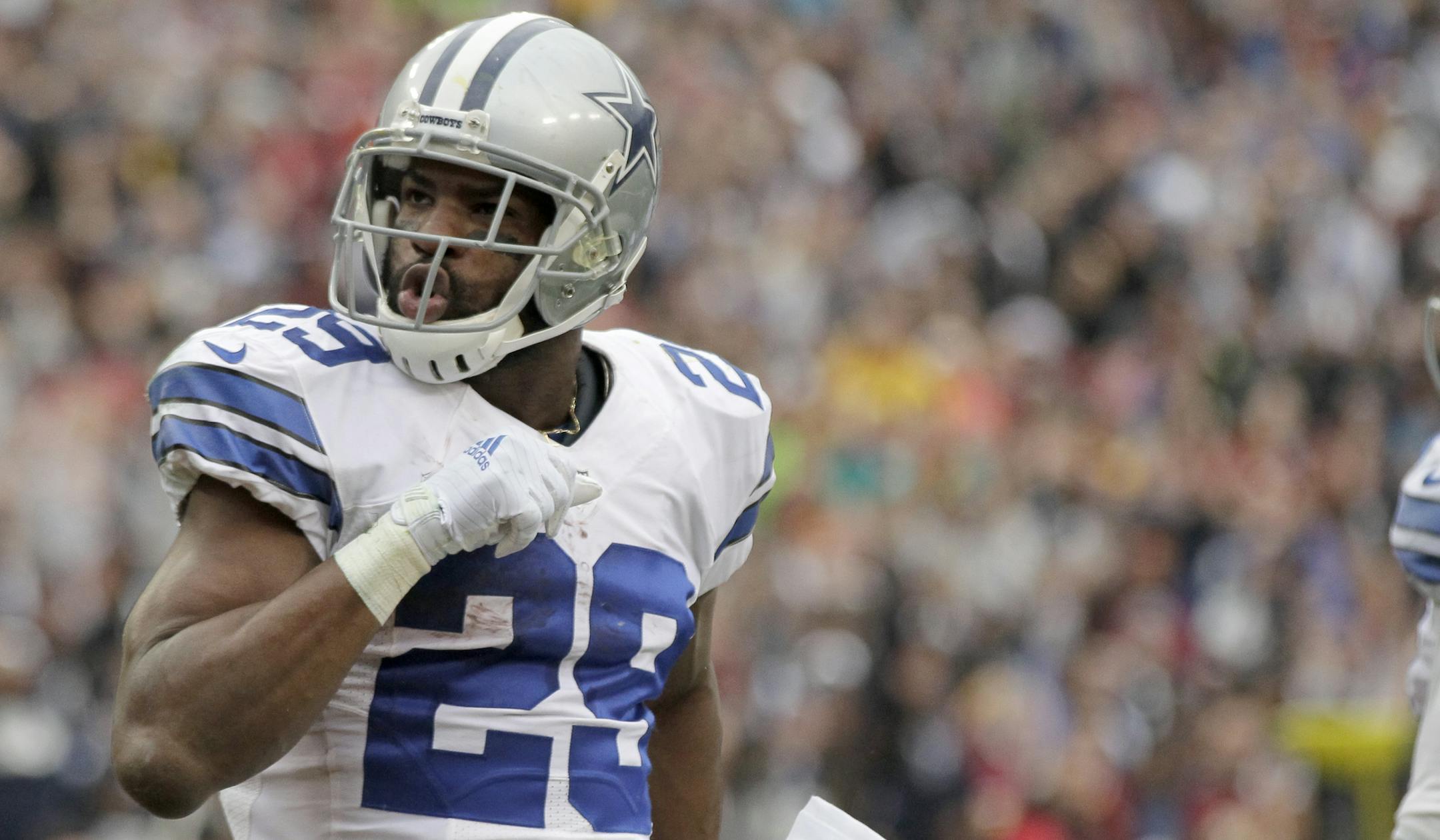 Dallas Cowboys running back DeMarco Murray (29) celebrates his touchdown during the first half of an NFL football game against the Washington Redskins in Landover, Md., Sunday, Dec. 28, 2014. (AP Photo/Mark Tenally)