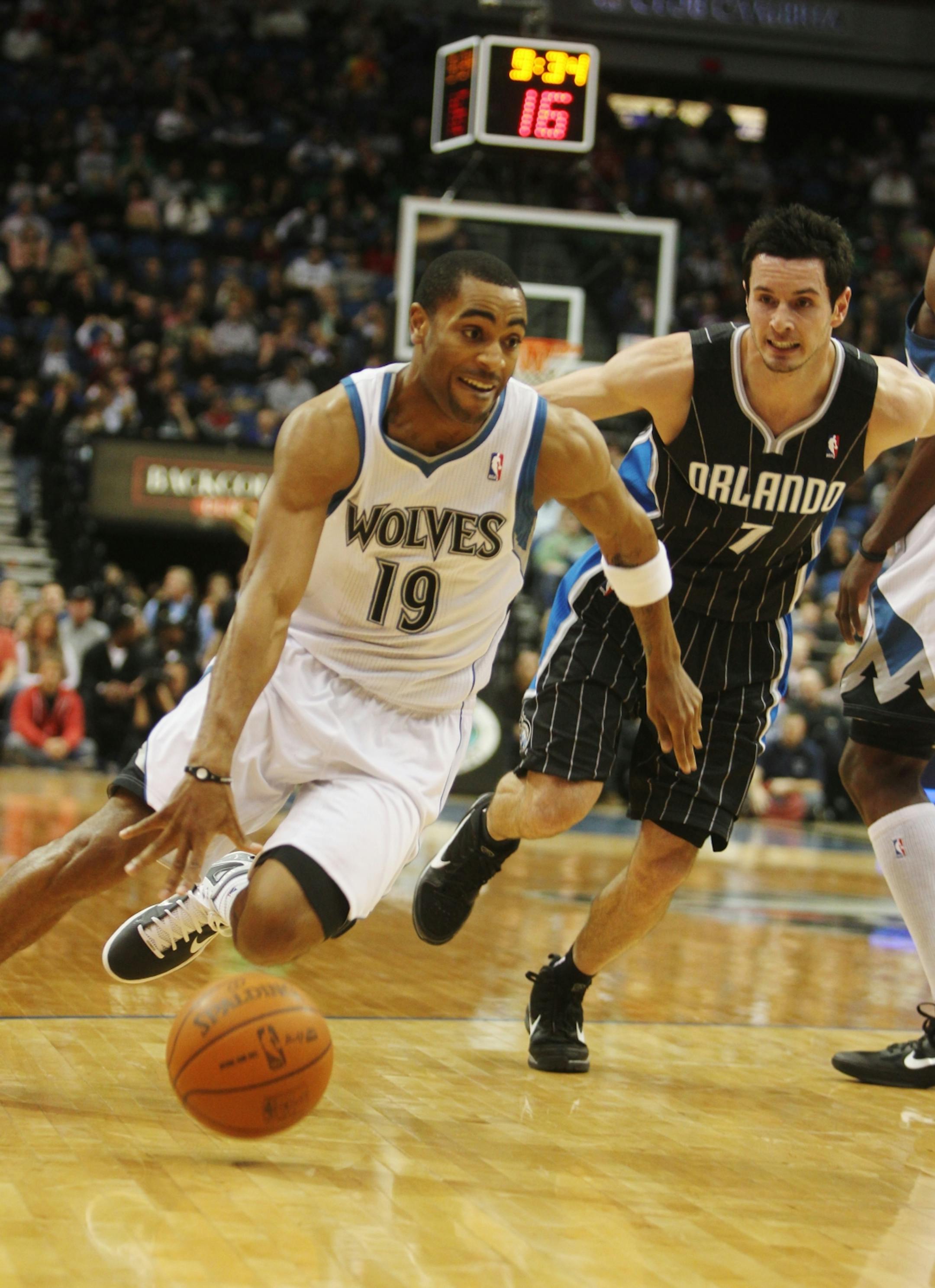 Wolves guard Wayne Ellington (left)