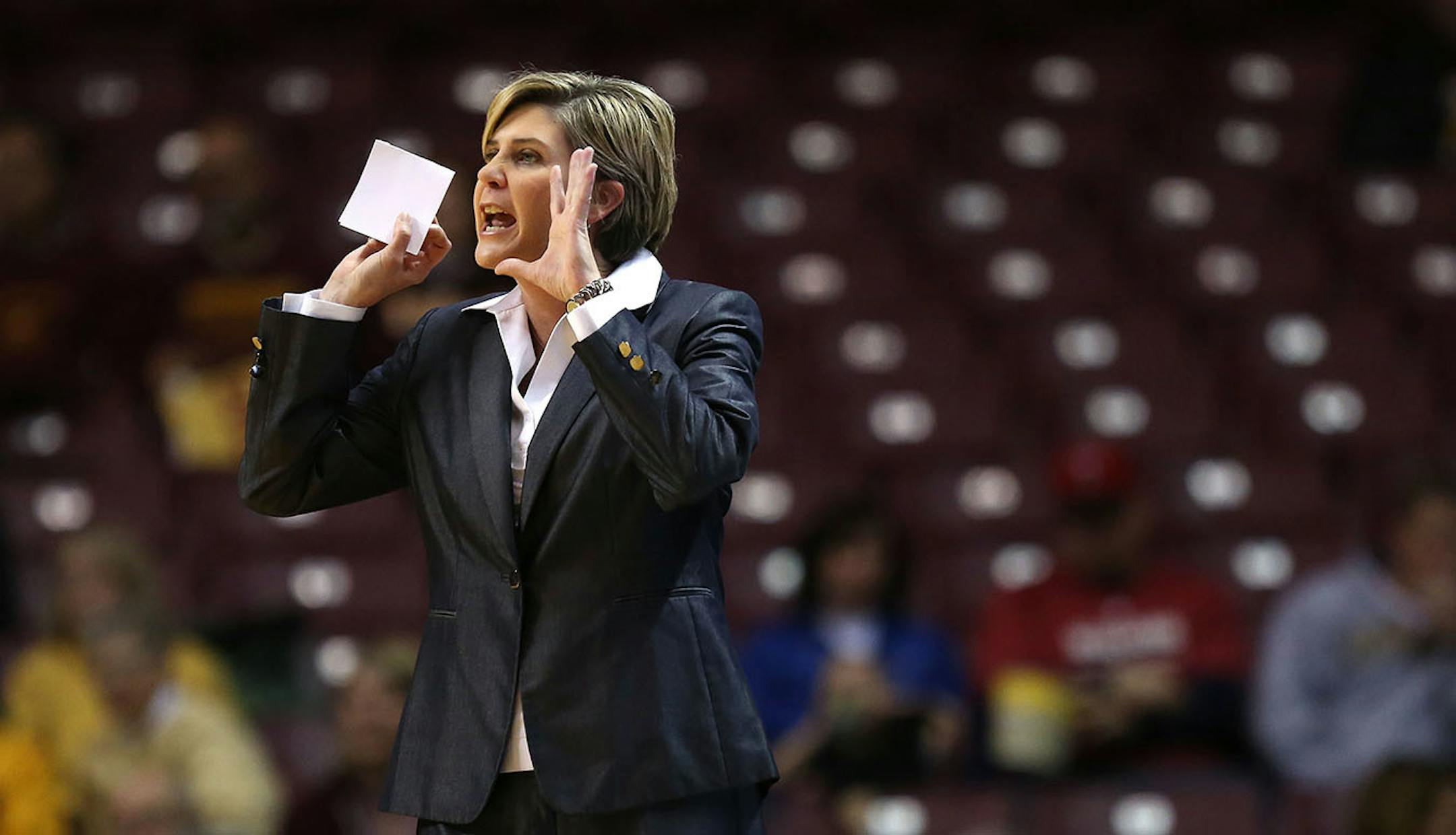 Gopher's head coach Marlene Stollings shouted instructions to her team on the floor during the first half. ] (KYNDELL HARKNESS/STAR TRIBUNE) kyndell.harkness@startribune.com Women's basketball Gophers vs Southeastern Louisiana at Williams Arena in Minneapolis, Min., Friday, November 14, 2014.