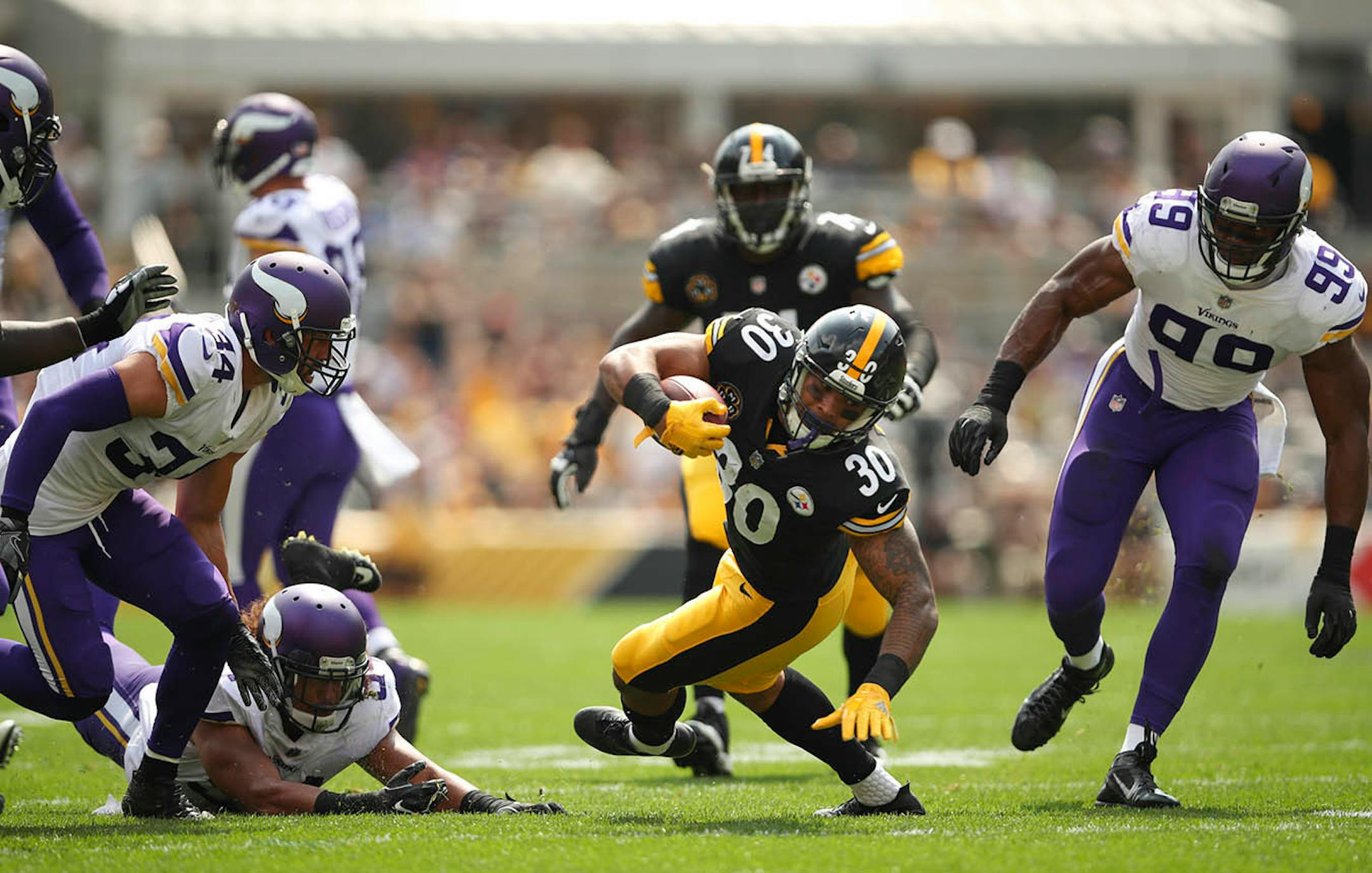 Pittsburgh Steelers running back James Conner (30) gained nine yards on a first quarter run.