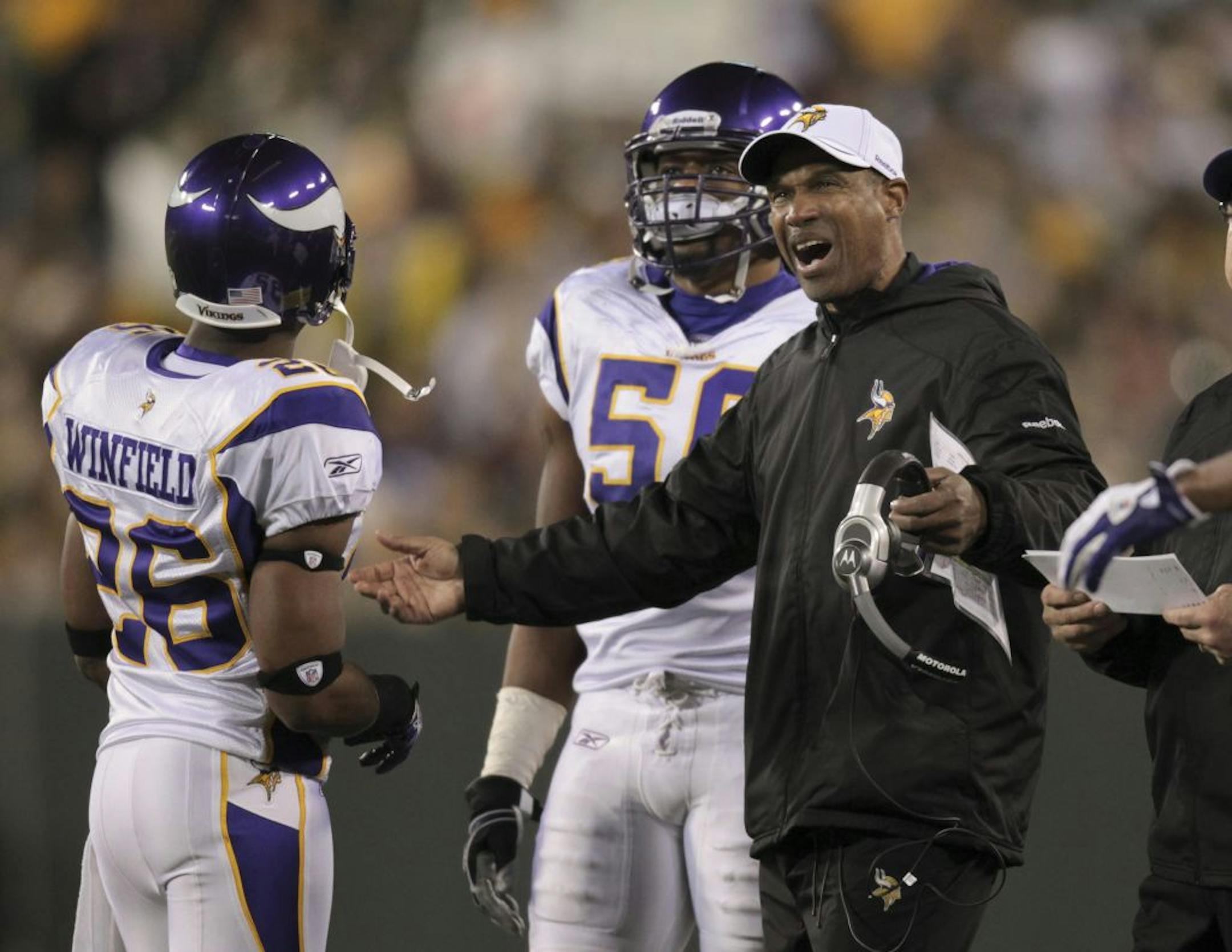 Vikings first-year head coach Leslie Frazier is enduring a 2-8 season.