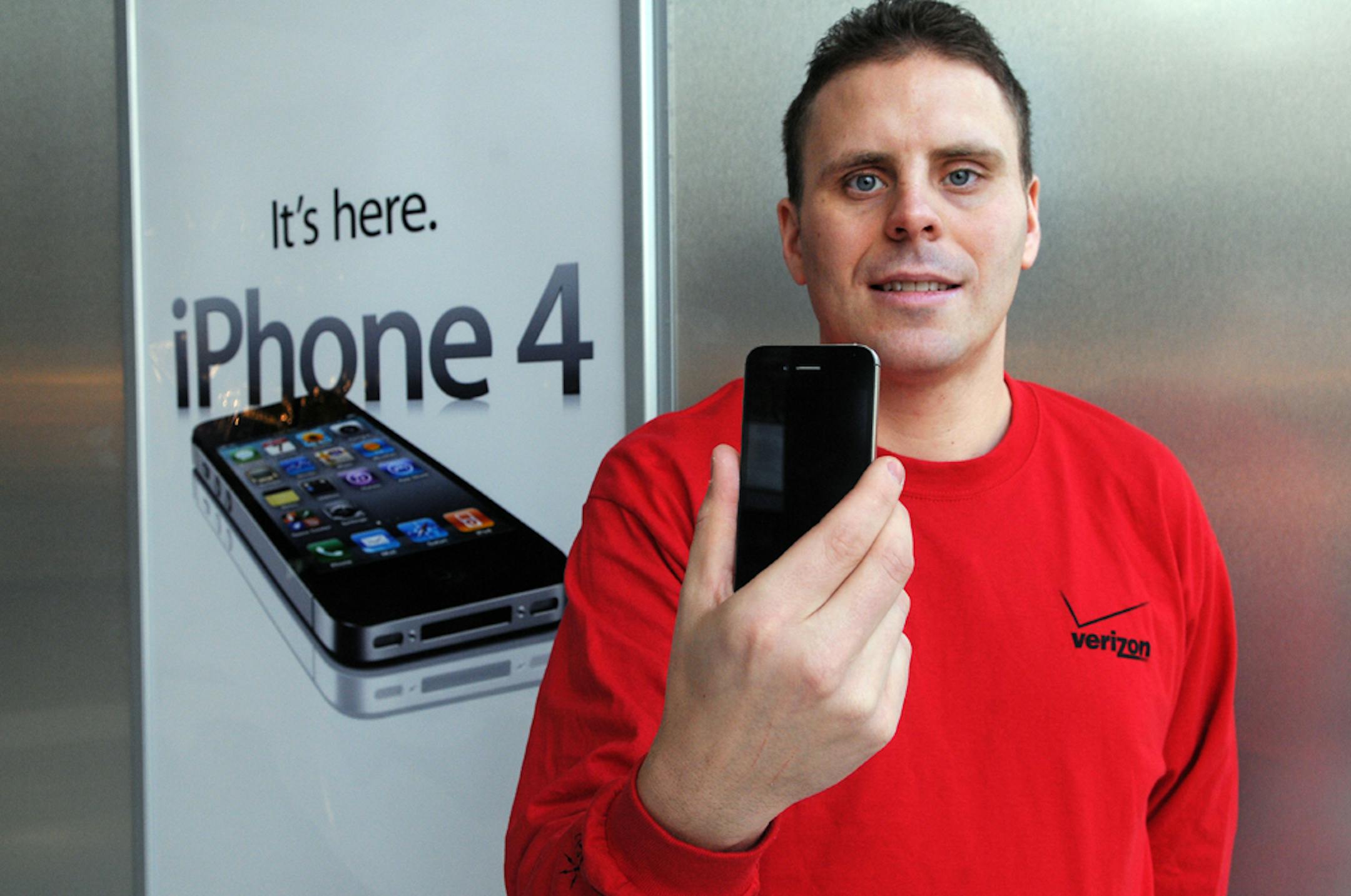 Mark Koopman, manager of the Mall of America's Verizon Store, with the Verizon iPhone 4 that will be released on Thursday.