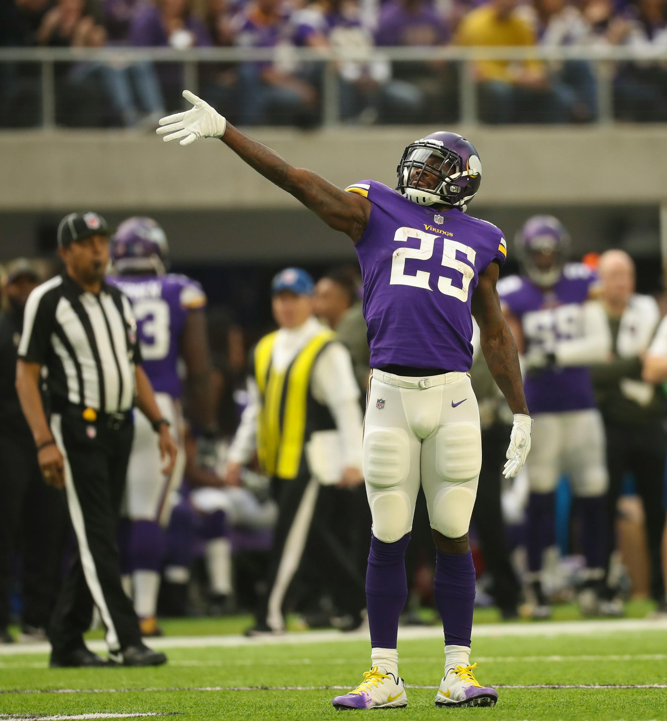 Minnesota Vikings running back Latavius Murray signaled a first down after he broke for a 13 yard gain in the first quarter.