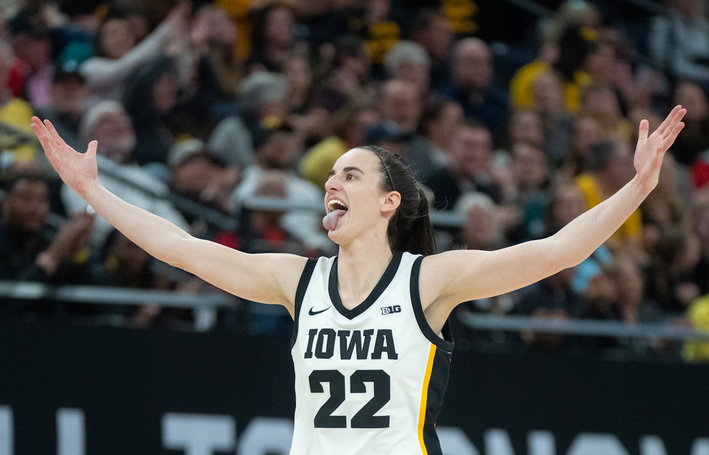 Caitlin Clark shakes off cold shooting to lead Iowa to 95-62