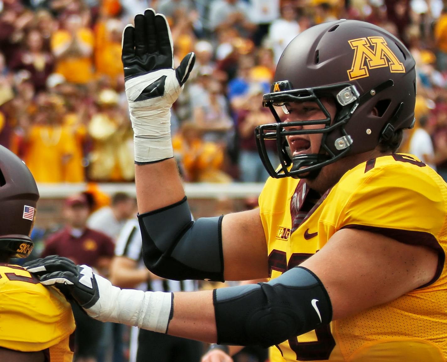 Gophers left tackle Ben Lauer