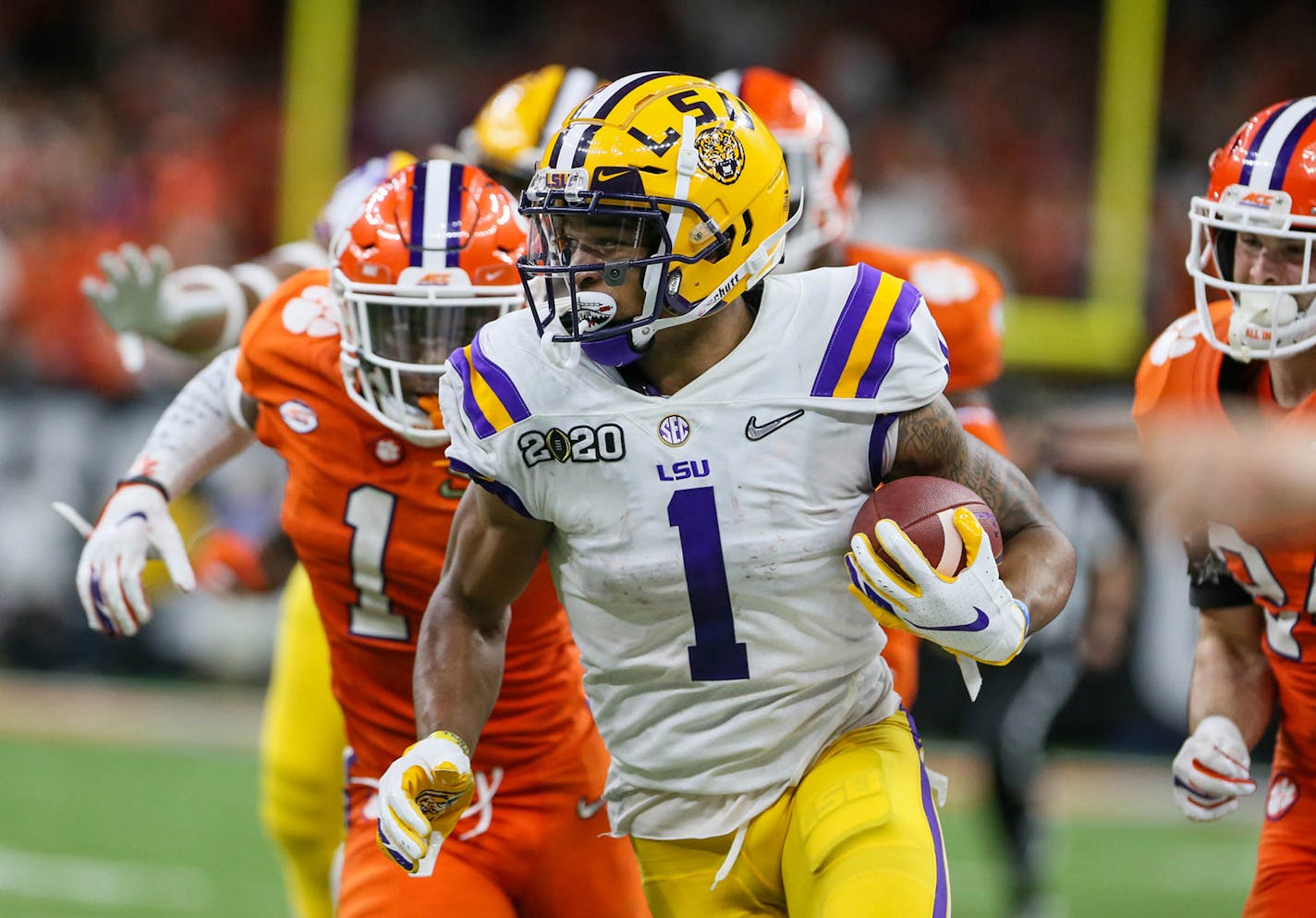 LSU wide receiver Ja'Marr Chase (1) runs away from Clemson defenders during the College Football National Championship on January 13, 2020 at the Mercedes Benz Superdome in New Orleans, Louisiana. (Jonathan Mailhes/CSM/Zuma Press/TNS) ORG XMIT: 14311655W