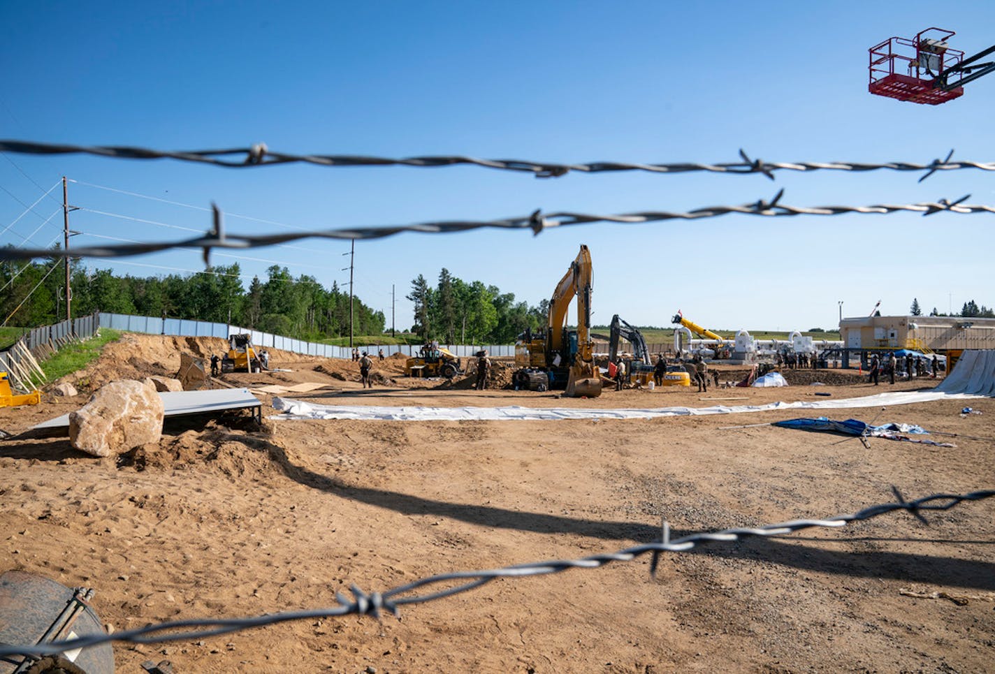 Indigenous protestors and their allies occupied an active Enbridge pump station, some physically chaining themselves to equipment, on Monday, forcing over forty workers to leave. Law enforcement agents moved in later in the day and closed the fence to begin making arrests. A few dozen people were arrested from the work site. ]