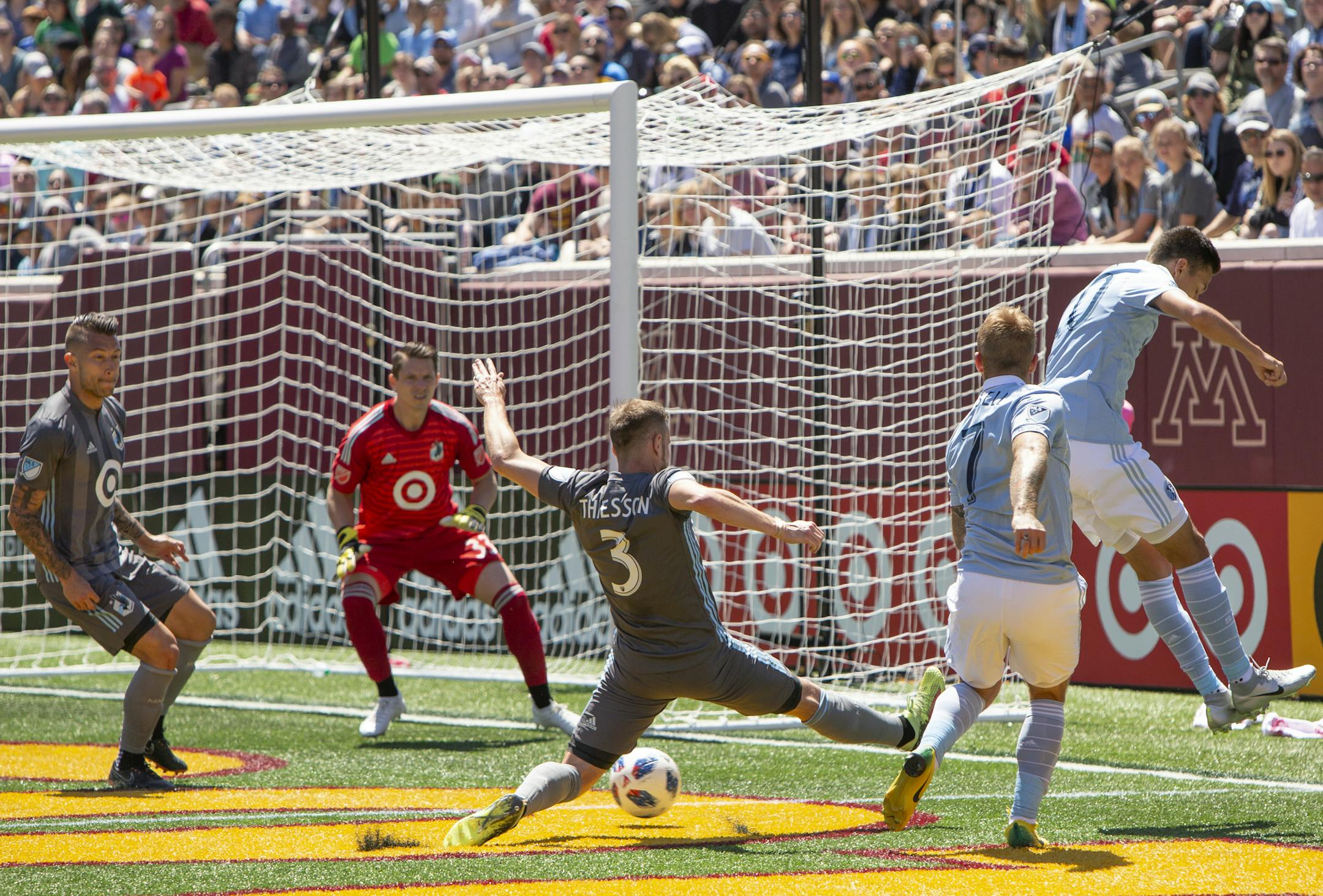 Minnesota United defender Jerome Thiesson (3) defends against Sporting Kansas City forward Johnny Russell (7). [ Special to Star Tribune, photo by Matt Blewett, Matte B Photography, matt@mattebphoto.com, Minnesota United FC vs. Sporting KC, MLS Soccer, TCF Bank Stadium, 1006061755 LOON05211