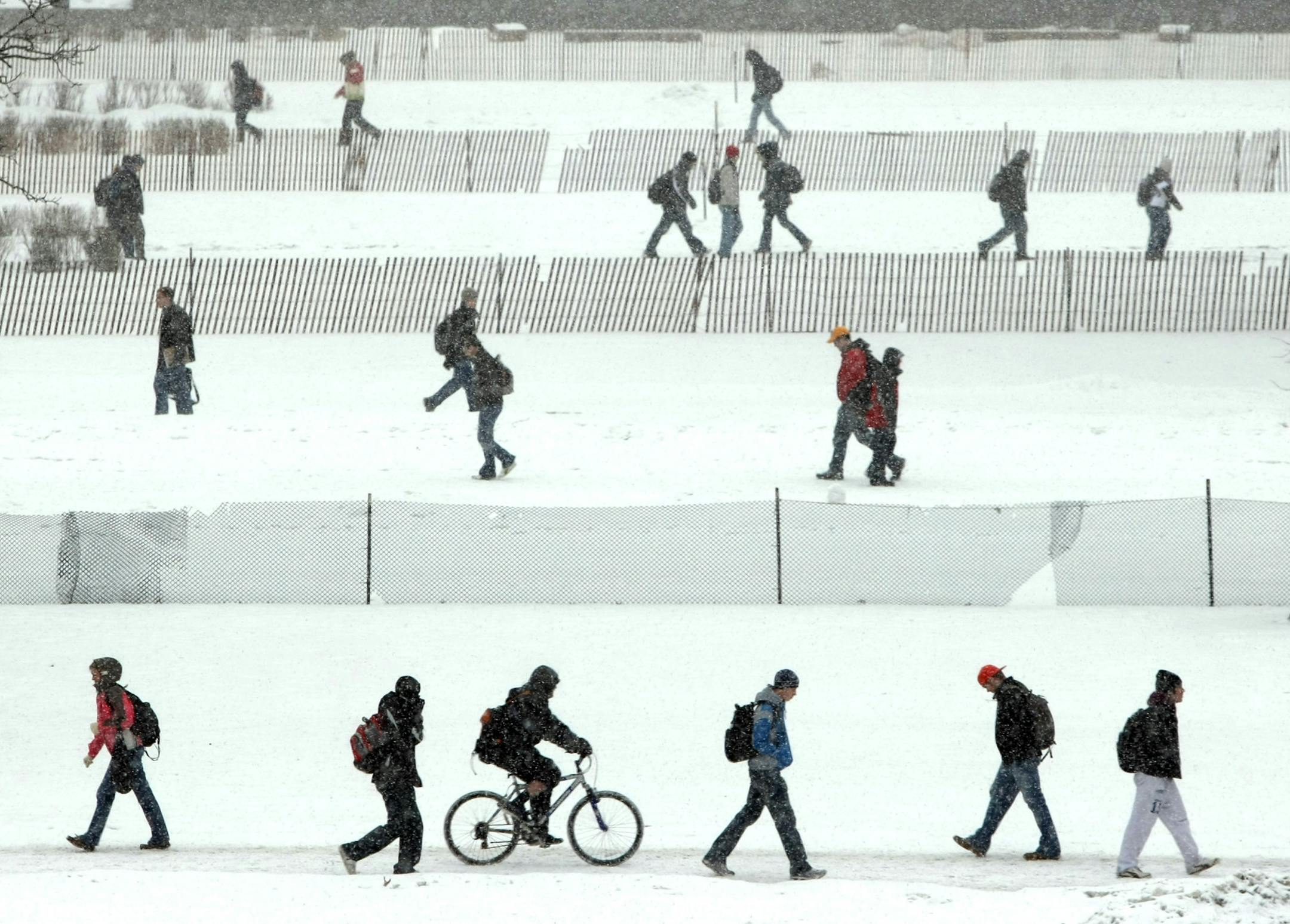 Students at the University of Minnesota walked through gently falling snow on the Mall infront of Northrup Auditorium on the east bank. ORG XMIT: MIN2013041614192699