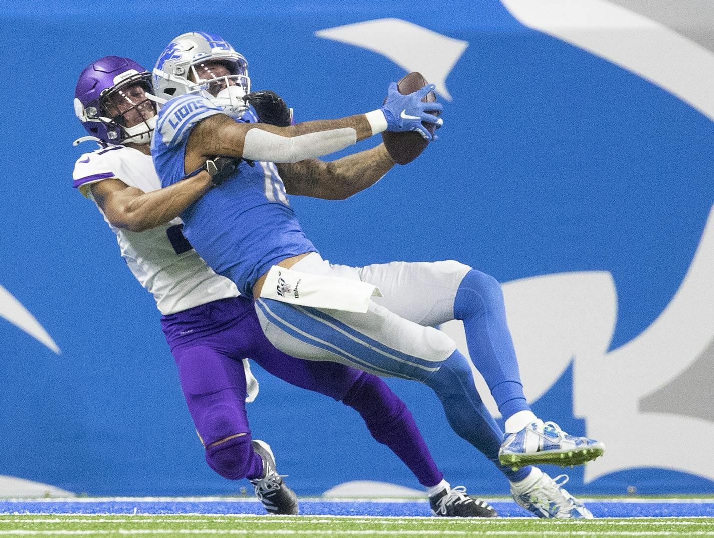 Minnesota Vikings cornerback Mike Hughes (21) broke a two point conversion attempt of Detroit Lions wide receiver Kenny Golladay (19) in the fourth quarter at Ford Field.] Jerry Holt &#x2022; Jerry.holt@startribune.com The Minnesota Vikings beat the Detroit Lions 42-30 at Ford Field Sunday Oct. 20, 2019. Detroit, MI. Jerry Holt