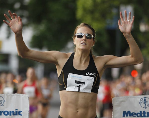 At the finish of the USA 1 mile Road Championship, Heather Kampf won the women's elite division.