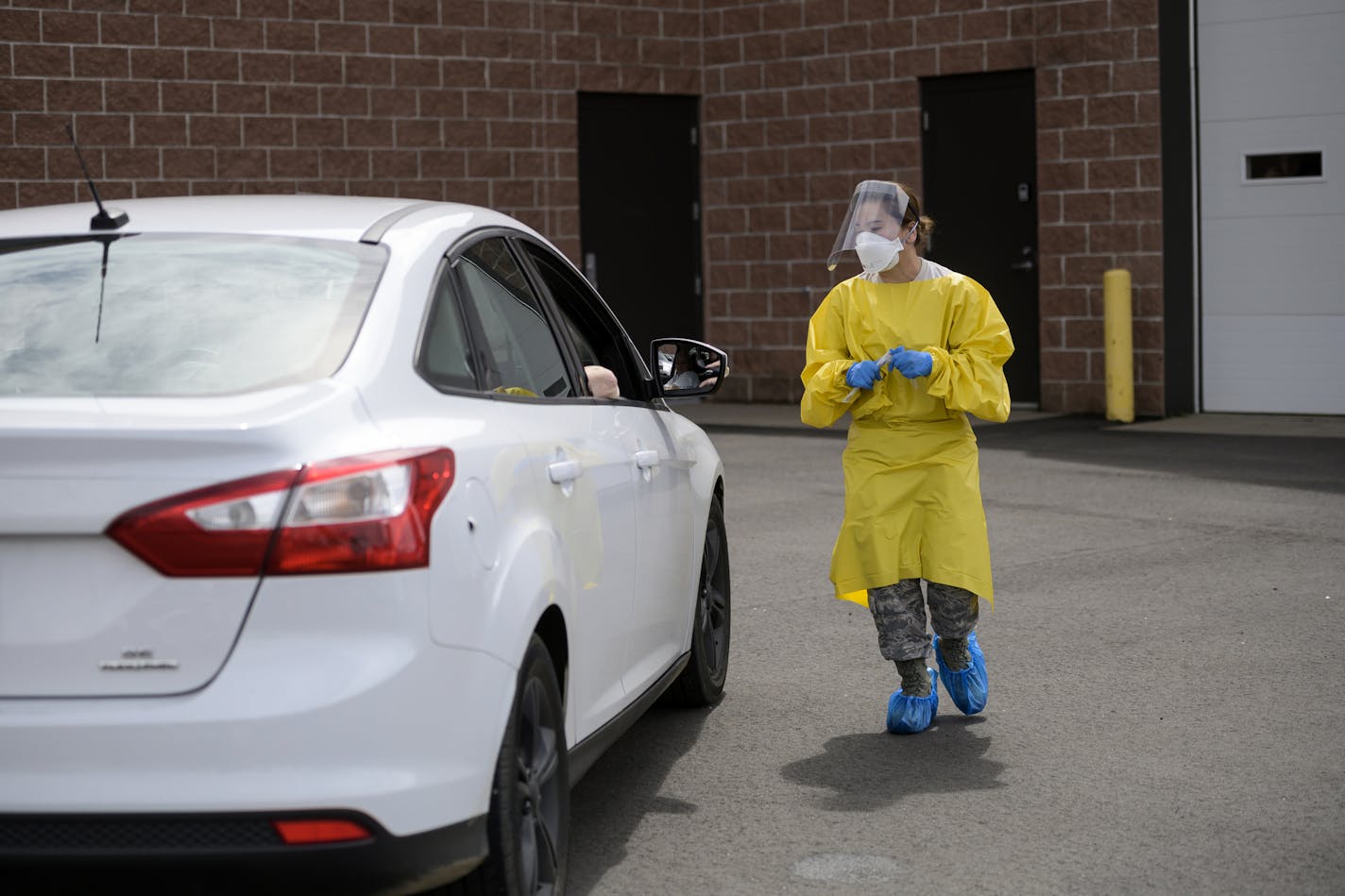 Elizabeth Santoro, a medic with the Minnesota Air National Guard 133rd Medical Group , walked up to a car to administer a free COVID-19 test Saturday. ] aaron.lavinsky@startribune.com The Minnesota National Guard offered free COVID-19 testing at the Minneapolis Armory on Saturday, May 23, 2020 in Minneapolis, Minn. There were six free testing locations across the state, which were operated by the National Guard, the Minnesota Dept. of Health and the State Emergency Operations Center.