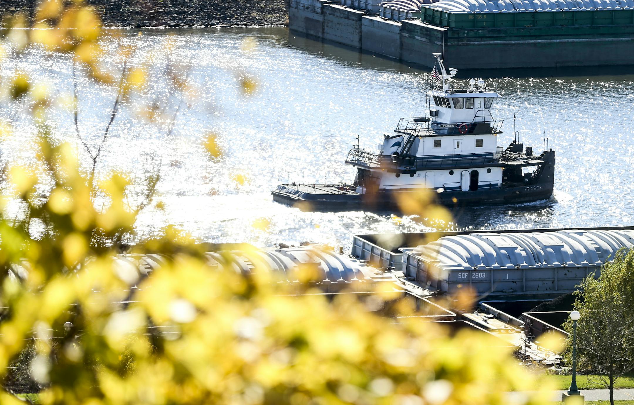 A tugboat along the barges on the Mississippi River on Tuesday, October 21, 2014 in St. Paul, Minn. ] RENEE JONES SCHNEIDER &#x2022; reneejones@startribune.com