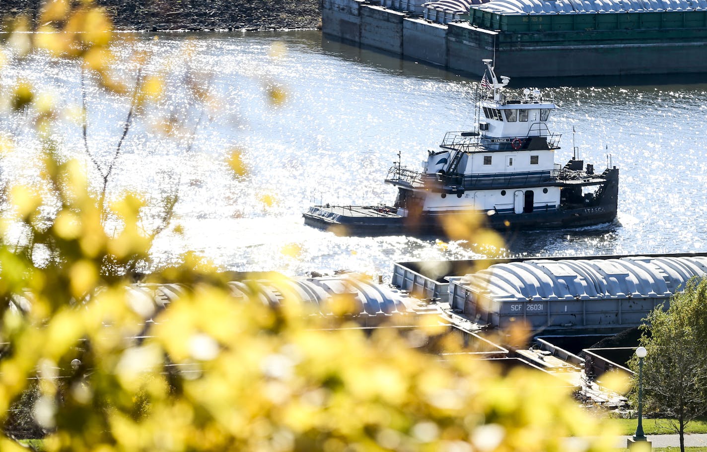 A tugboat along the barges on the Mississippi River on Tuesday, October 21, 2014 in St. Paul, Minn. ] RENEE JONES SCHNEIDER &#x2022; reneejones@startribune.com