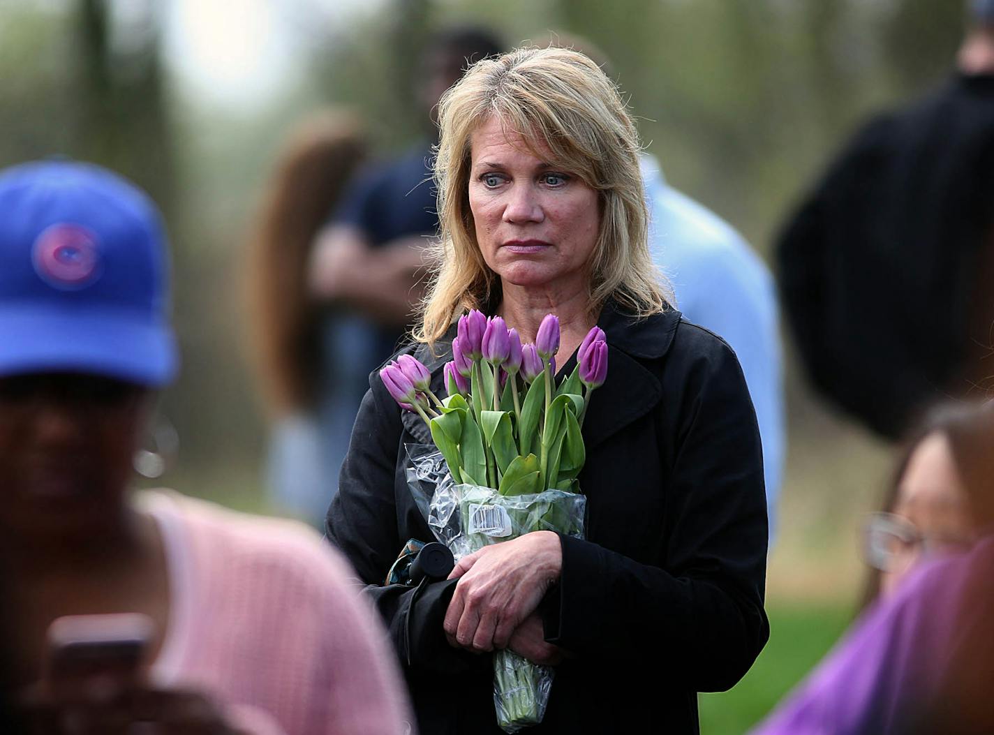 Lynette Nelson held a bouquet. ] JIM GEHRZ &#xef; james.gehrz@startribune.com / Chanhassen, MN / April 21, 2016 /12:30 PM &#xf1; BACKGROUND INFORMATION: Prince found dead at Paisley Park in Chanhassen. Police officials, relatives and friends entered and left the compound all day, while mourners left flowers and signs at a makeshift memorial outside the complex.