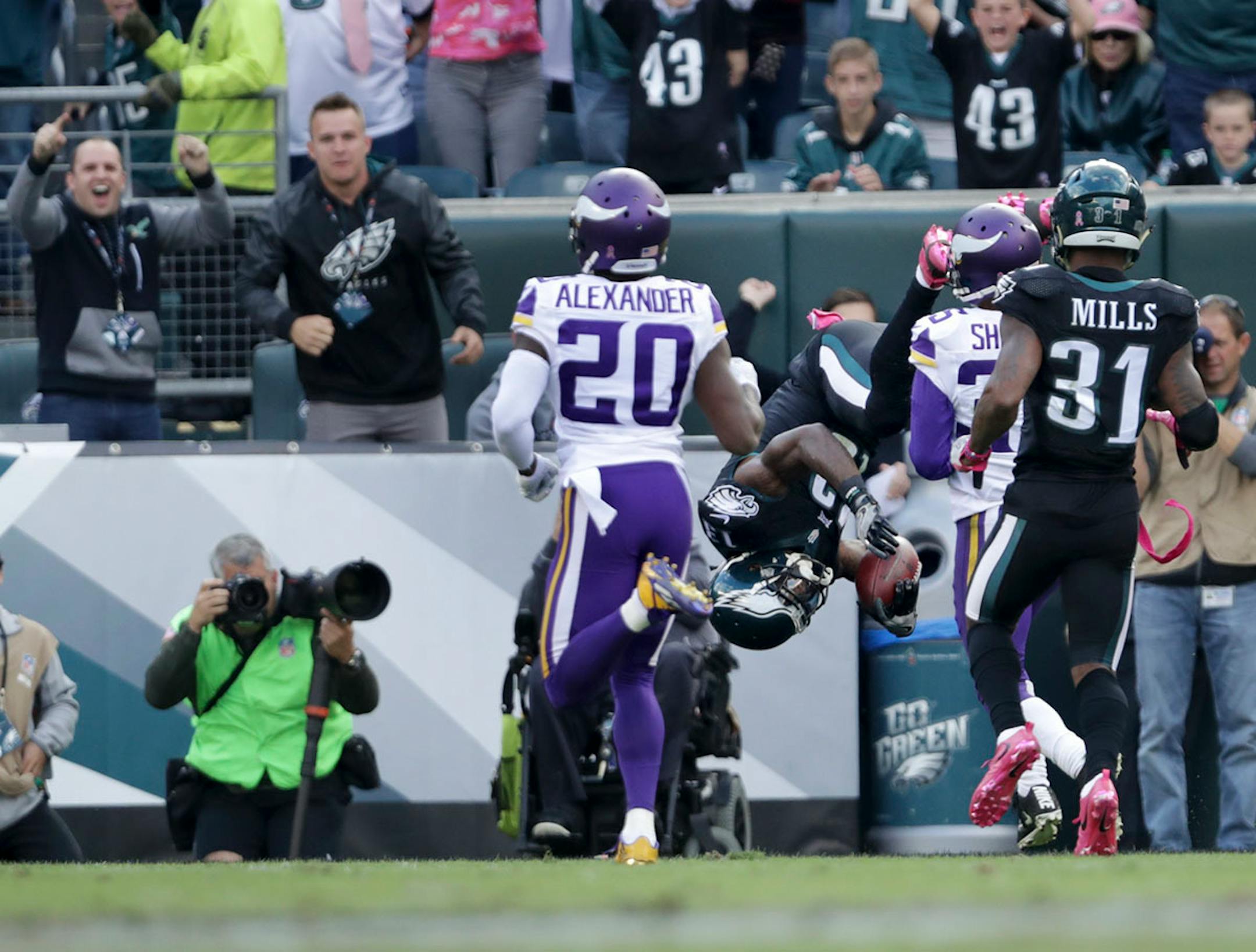 Eagles Josh Huff dives into the endzone aftger a 98 yard kickoff return in the 2nd quarter.