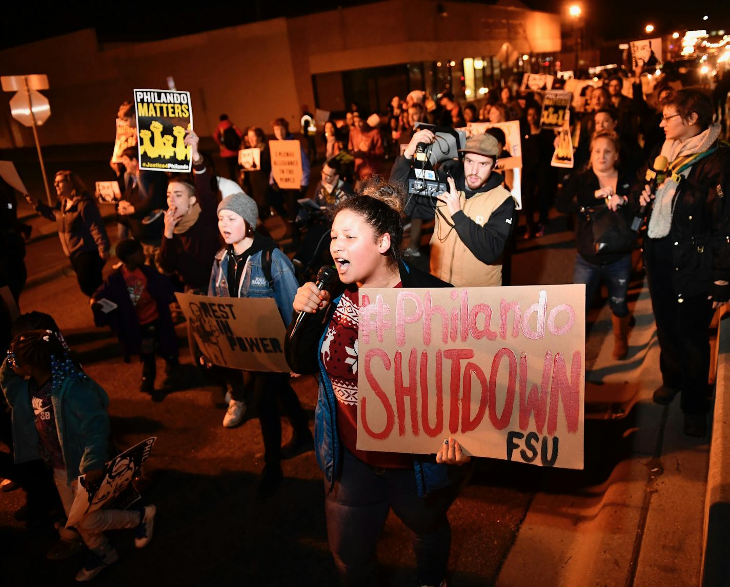 Protesters made their way west on Universit Ave. after rallying at at J..J Hill Montessori. Ramsey County Attorney John Choi announced against officer Jeronimo Yanez in the shooting of Philando Castile ] (AARON LAVINSKY/STAR TRIBUNE) aaron.lavinsky@startribune.com