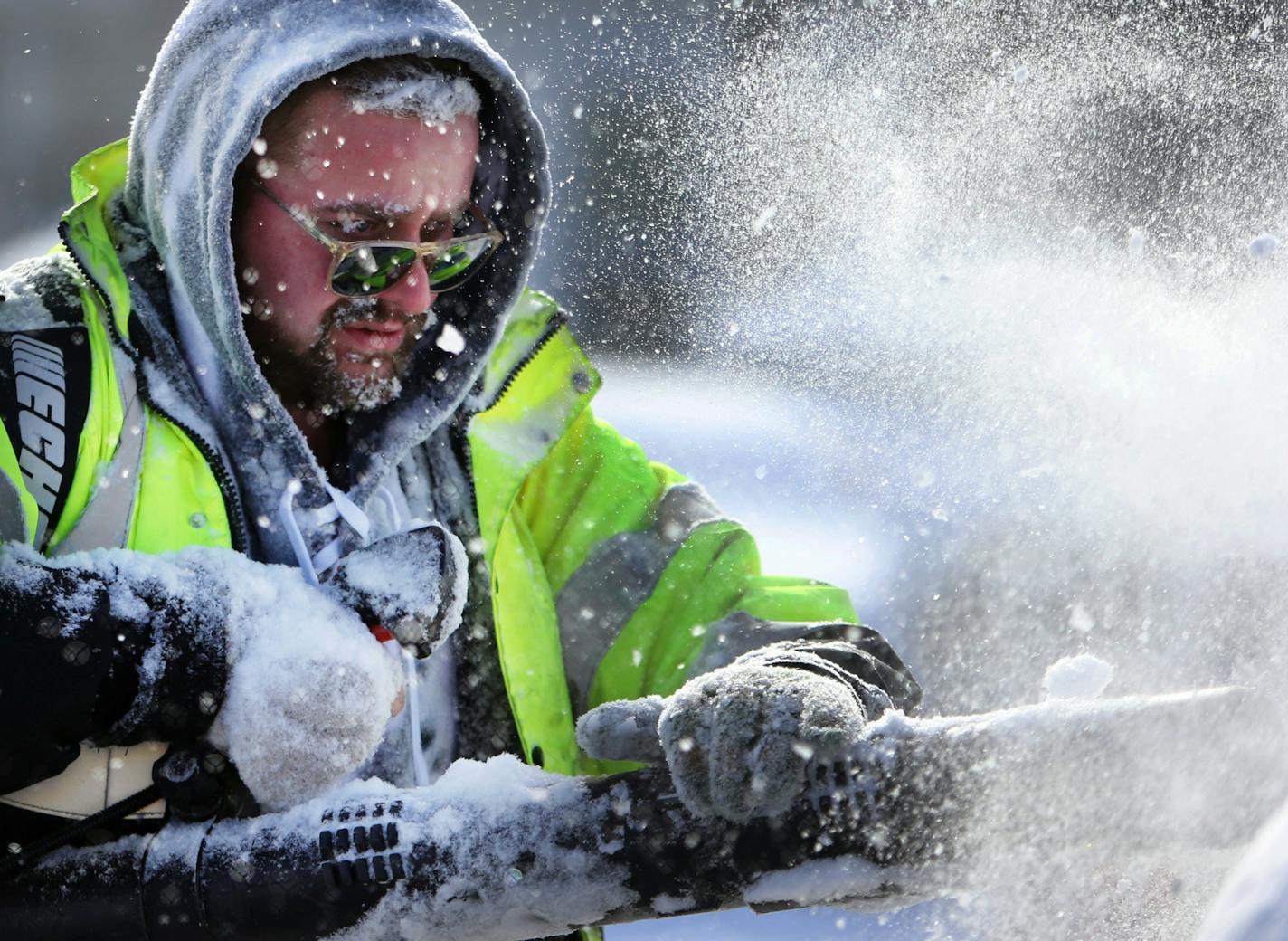 Sam Otteson uses a gas blower to clear snow from vehicles at C & J's Auto Sales on Lake Street Wednesday, Feb. 3, 2016, in Minneapolis, MN.](DAVID JOLES/STARTRIBUNE)djoles@startribune.com Aftermath of the Tuesday snowstorm**Sam Otteson,cq