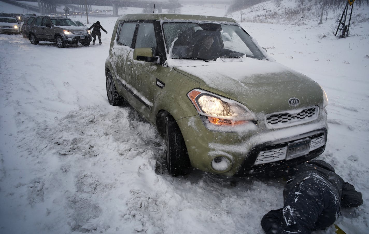 Good Samaritan Dylan Sonnenberg, who drove an off-road capable Jeep helped commuters stuck on the Johnson St. exit in northeast Minneapolis. ] Lots of snow expected early Monday, no doubt snarling commutes and causing other havoc.Richard Tsong-Taatarii&#xef;rtsong-taatarii@startribune.com