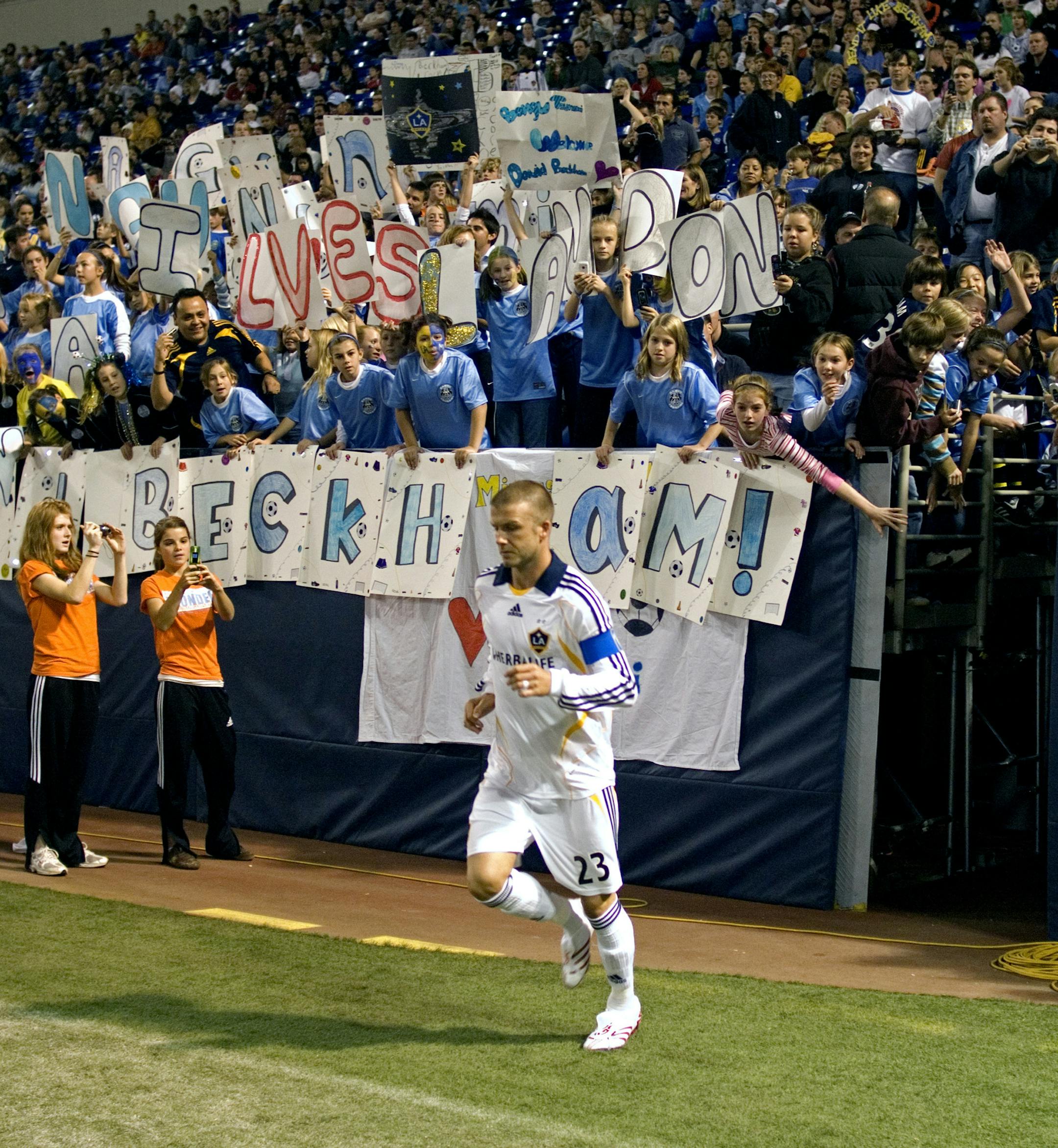DAVID BREWSTER Ô dbrewster@startribune.com Sunday_11/11/07_Minneapolis DAVID BECKHAM David Beckham, with fans, entering the metrodome just before the second half. ORG XMIT: MIN2013122601143534