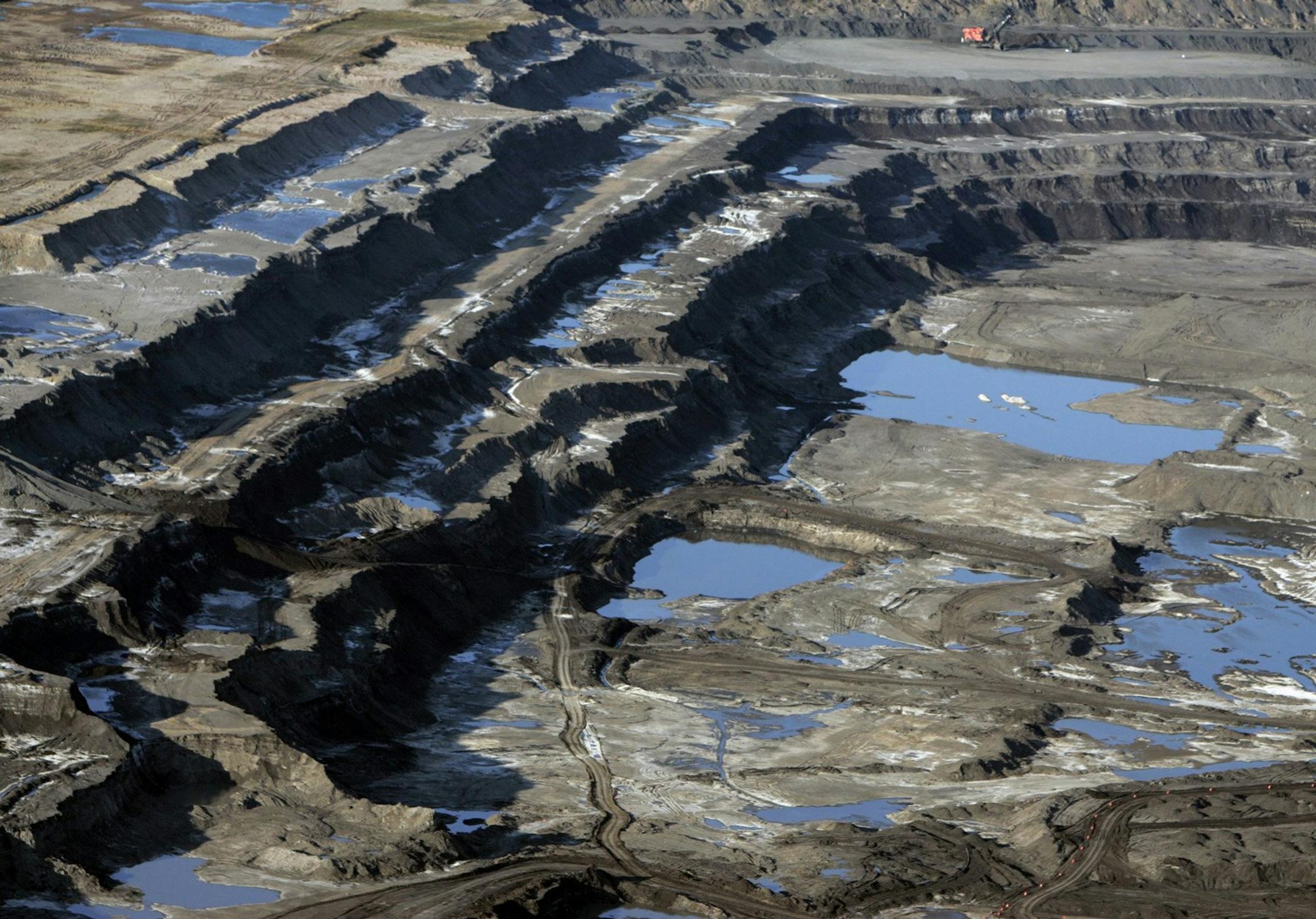 The oil sands production process at a Syncrude Canada Ltd. mine in Alberta, Canada. Air cannons sound periodically to keep migratory birds from landing on the toxic ponds where boreal forest once stood. (Genaro Molina/Los Angeles Times/MCT) ORG XMIT: 1144677 ORG XMIT: MIN1310222321511791