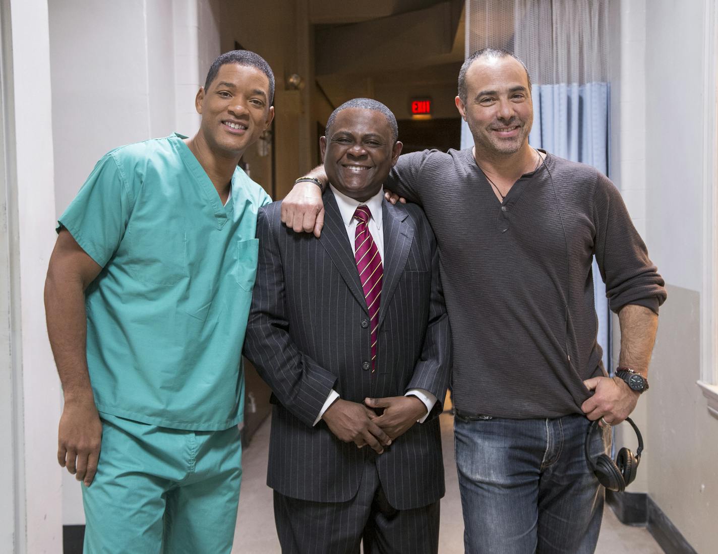 L-r, Will Smith, the real Bennet Omalu, and director Peter Landesman on the set of Columbia Pictures' "Concussion." ORG XMIT: Will Smith (Pending)