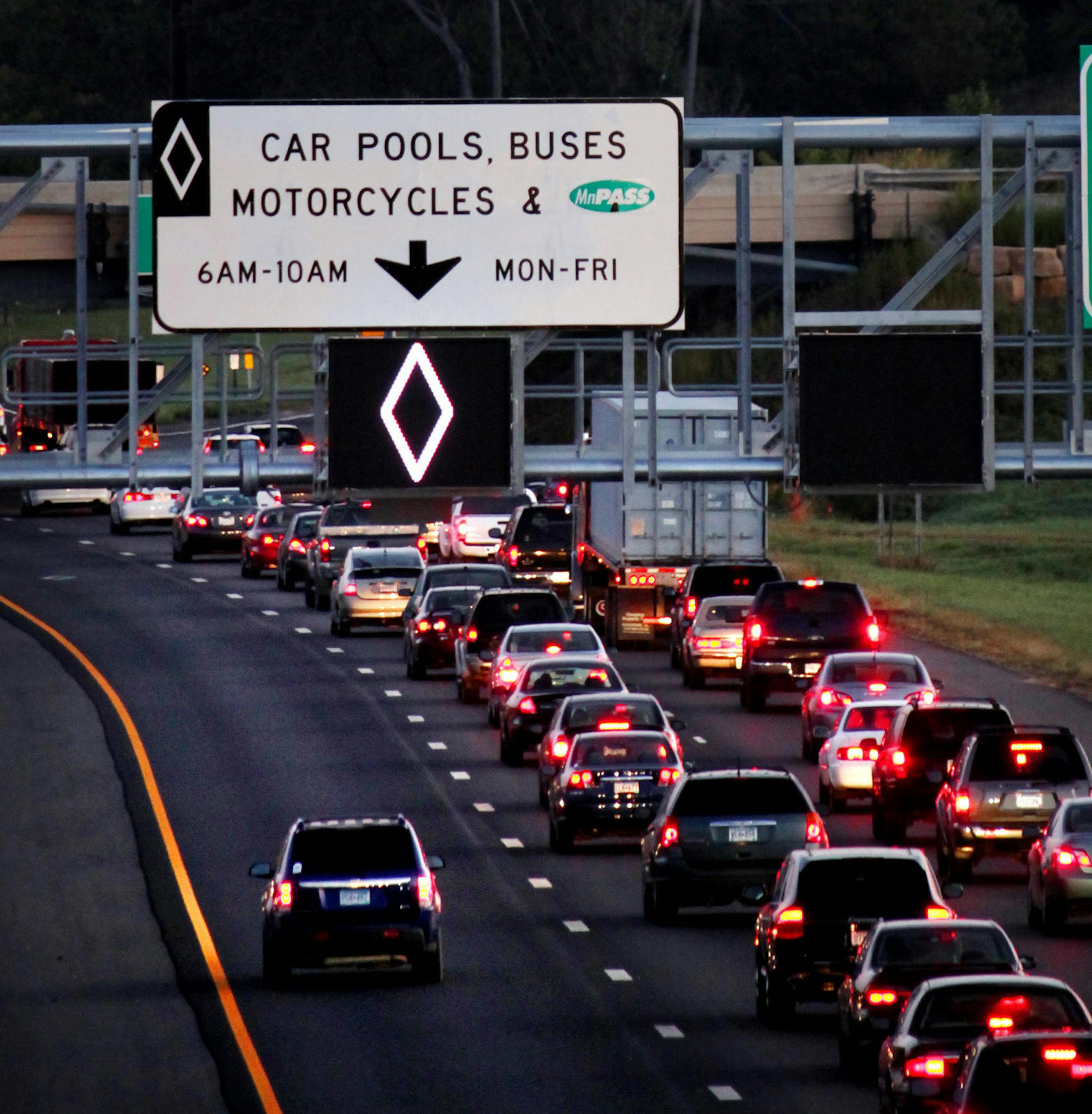 BRIAN PETERSON ¬• brianp@startribune.com Burnsville, MN 9/29/2009 ] The new MnPass lanes on Interstate 35W south of I-494 and a new shoulder lane heading into downtown Minneapolis opened at 6 a.m. Wednesday. This view of the northbound lane prior to the Minnesota RIver crossing near Highway 13 in Burnsville. ORG XMIT: MIN2013030816292040 ORG XMIT: MIN1303081631353785