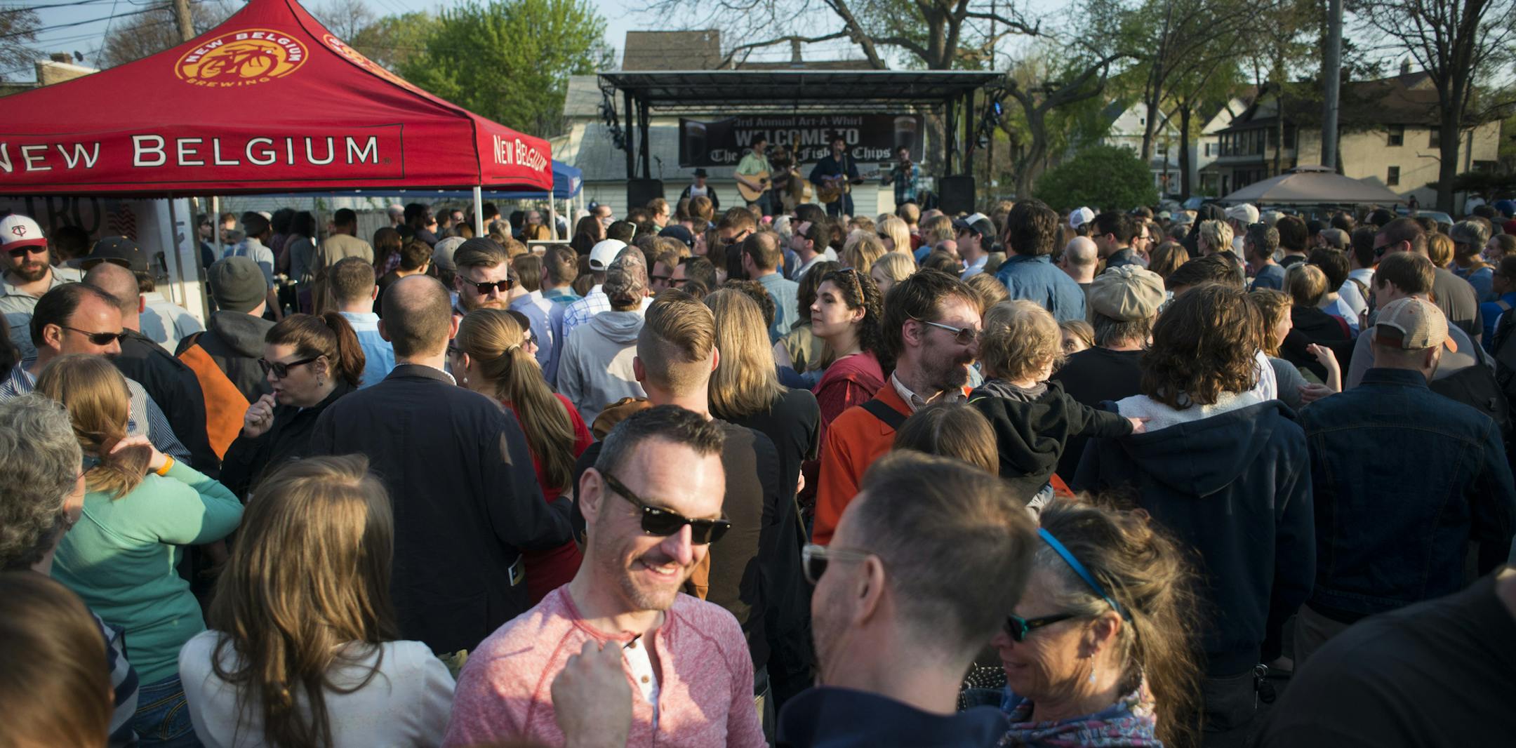 [ MARK VANCLEAVE/mark.vancleave@startribune.com * foodtrux.vita * 20034582A * Revelers gather behind The Anchor restaurant in NE Minneapolis for an Art-A-Whirl party featuring beer and live music Saturday, May 17, 2014 . ]
