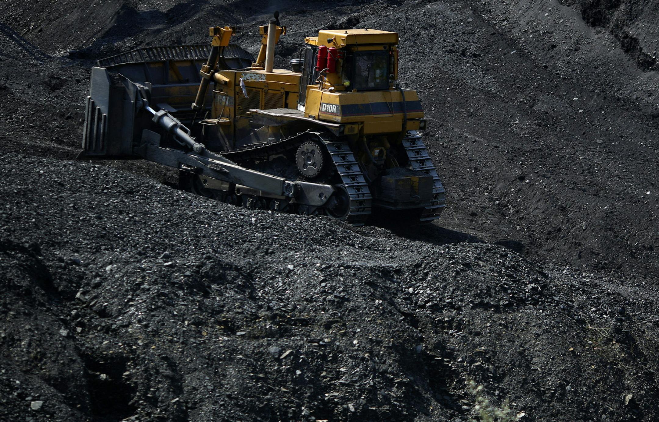 A bulldozer moves coal at an Alpha Natural Resources Inc. coal preparation plant in Logan County near Yolyn, West Virginia, on Aug. 5, 2015. MUST CREDIT: Bloomberg photo by Luke Sharrett.