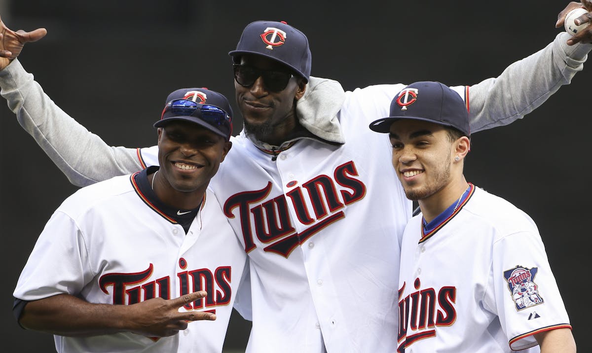 The Twins' Torii Hunter, The Wolves' Kevin Garnett, and Duke's Tyus Jones, from left, posed for a photo after Garnett threw the ceremonial first pitch