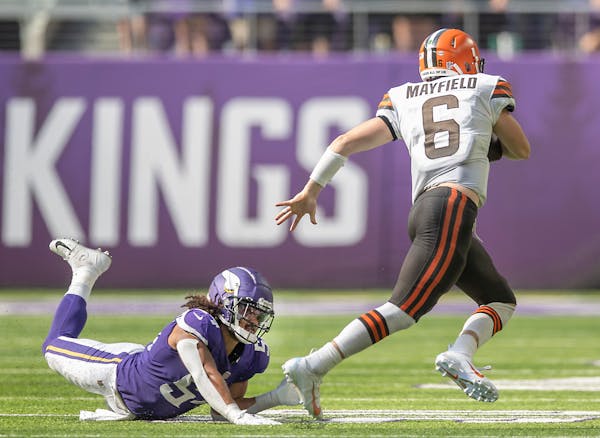 Browns quarterback Baker Mayfield (6) slipped away from Vikings middle linebacker Eric Kendricks (54) in the third quarter.