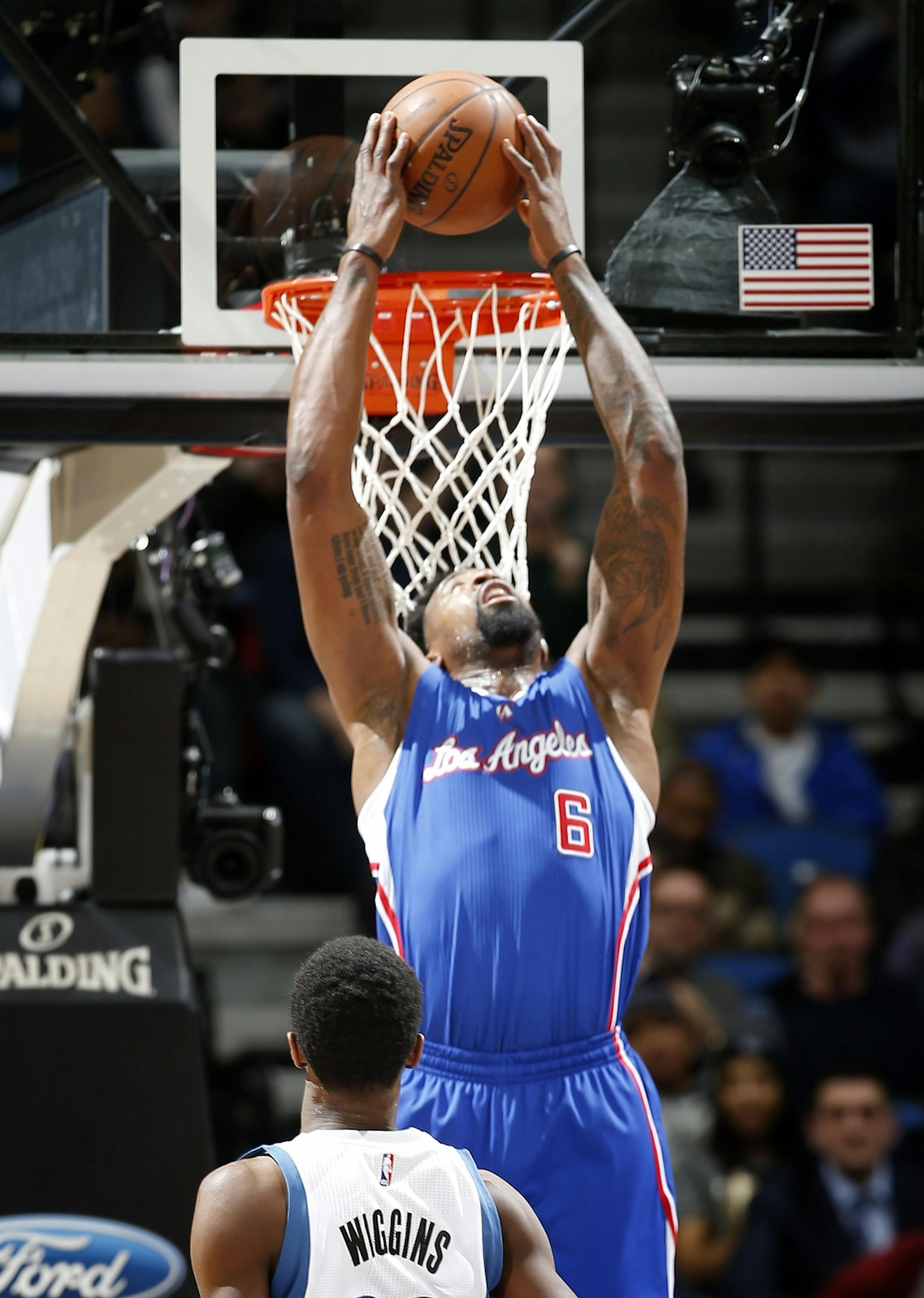 DeAndre Jordan (6) dunked the ball in the first quarter.